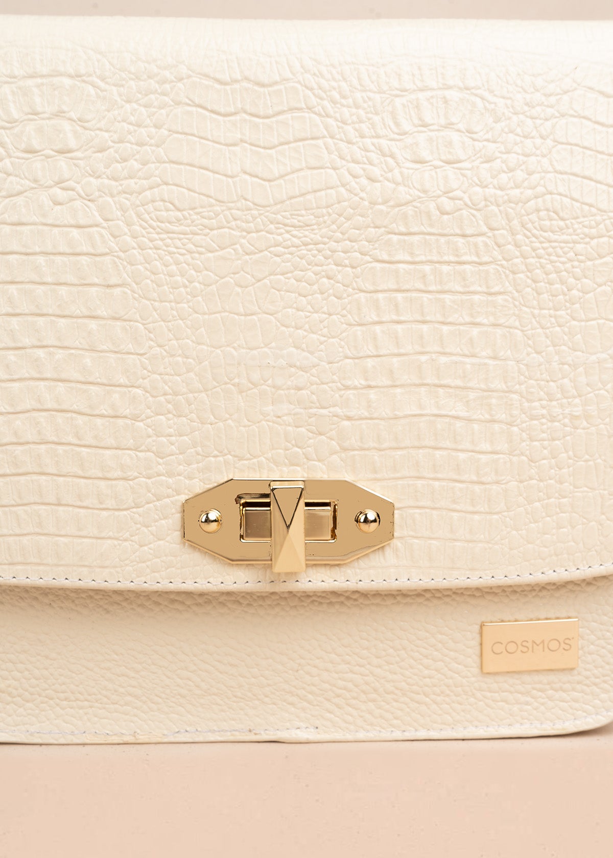 Bolso manos libres en cuero color almendra con textura croco y broche dorado 106627