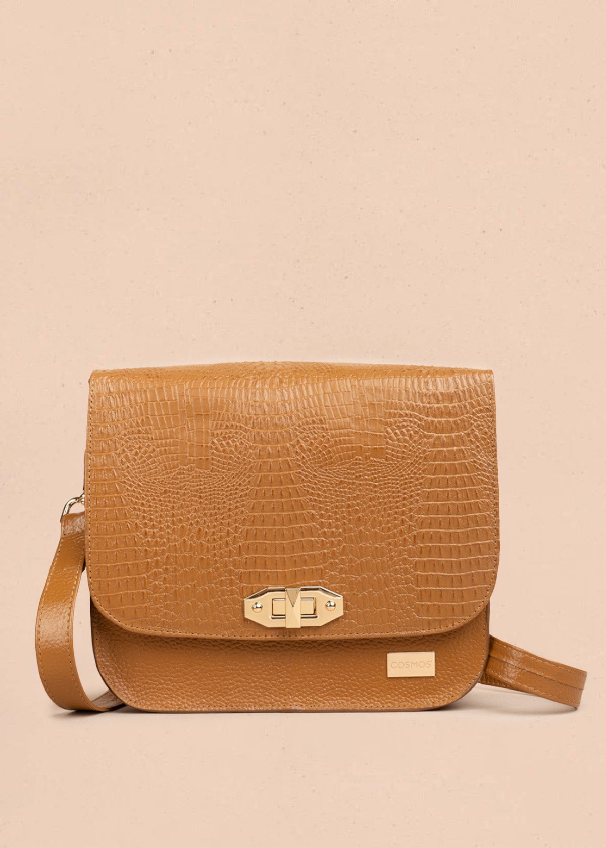 Bolso manos libres en cuero color miel con textura croco y broche dorado 106627