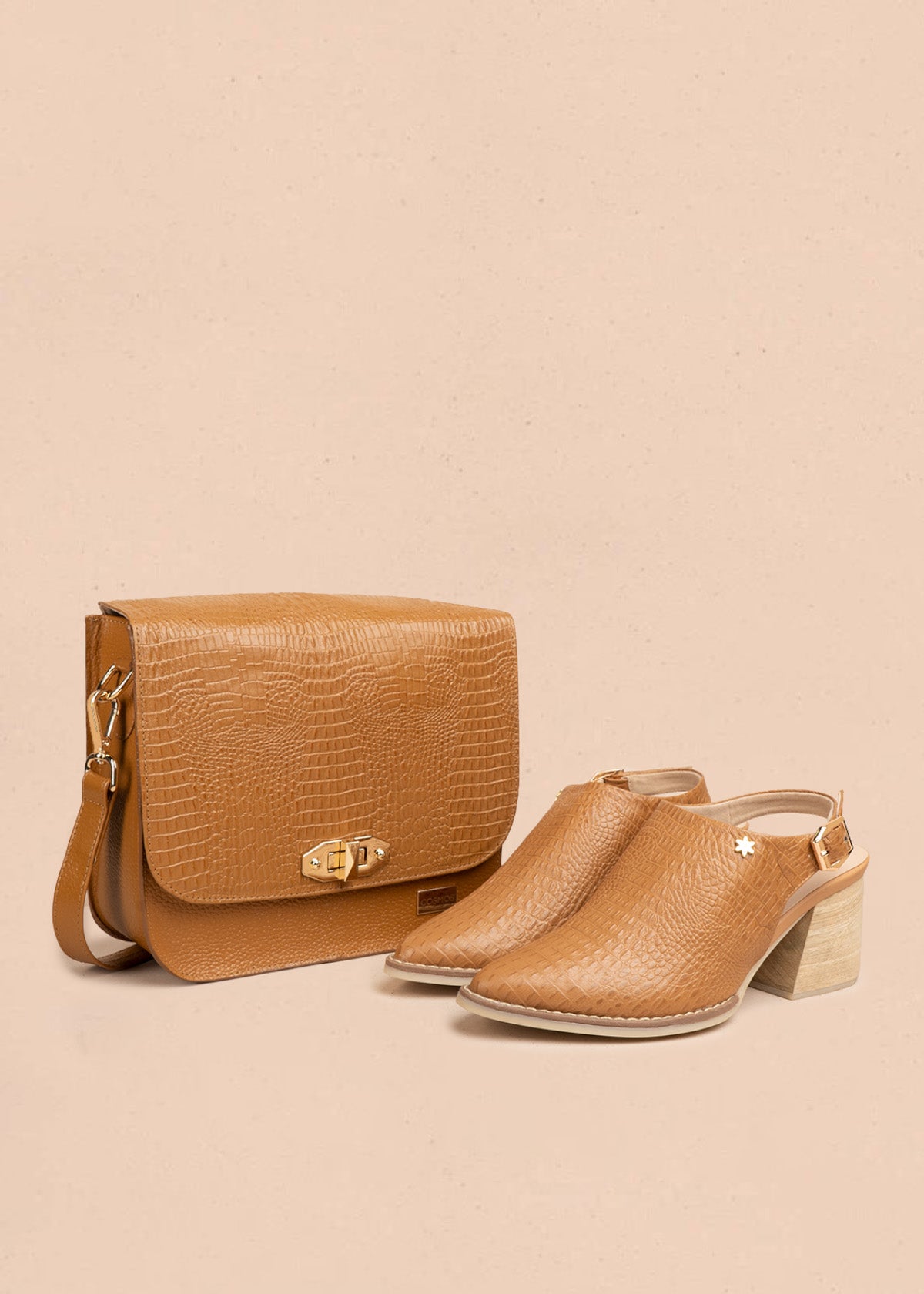 Bolso manos libres en cuero color miel con textura croco y broche dorado 106627