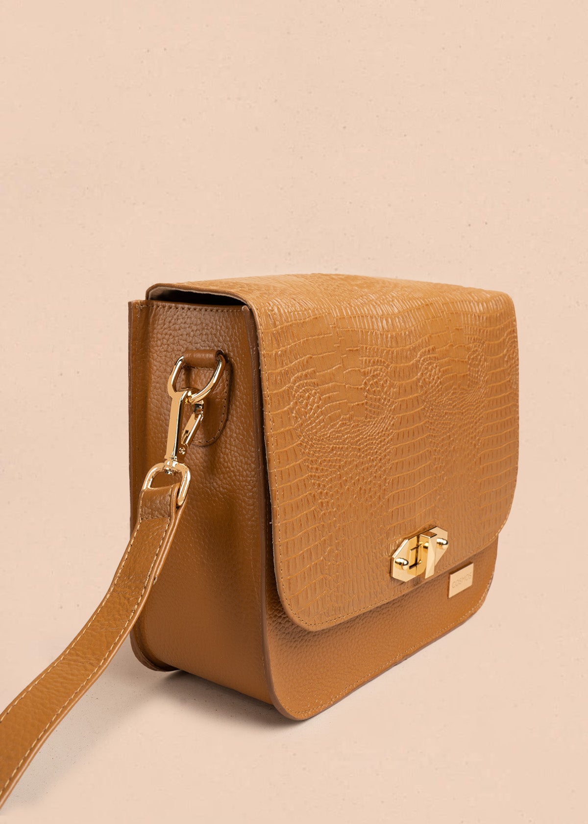 Bolso manos libres en cuero color miel con textura croco y broche dorado 106627