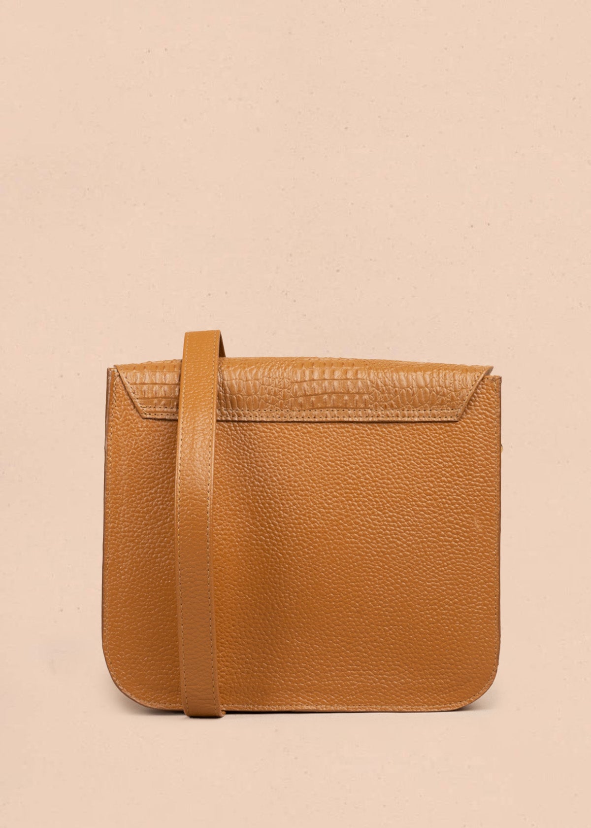 Bolso manos libres en cuero color miel con textura croco y broche dorado 106627