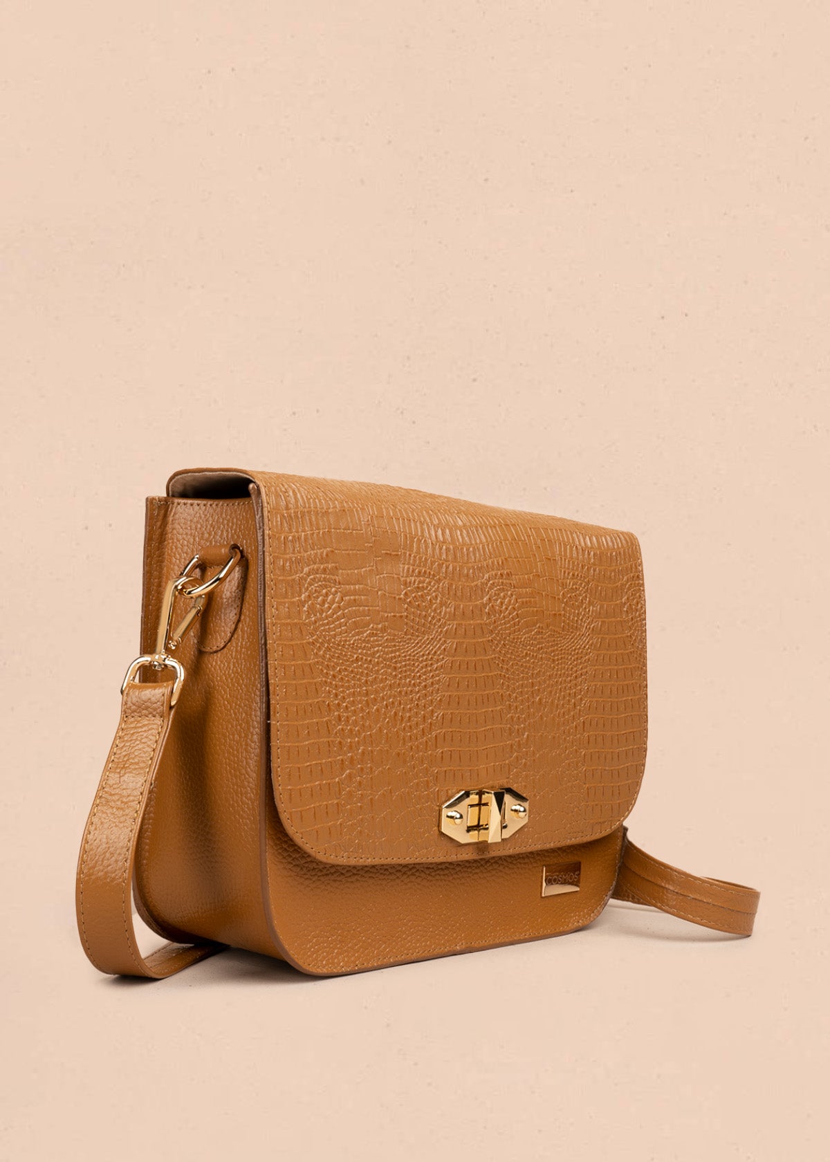 Bolso manos libres en cuero color miel con textura croco y broche dorado 106627