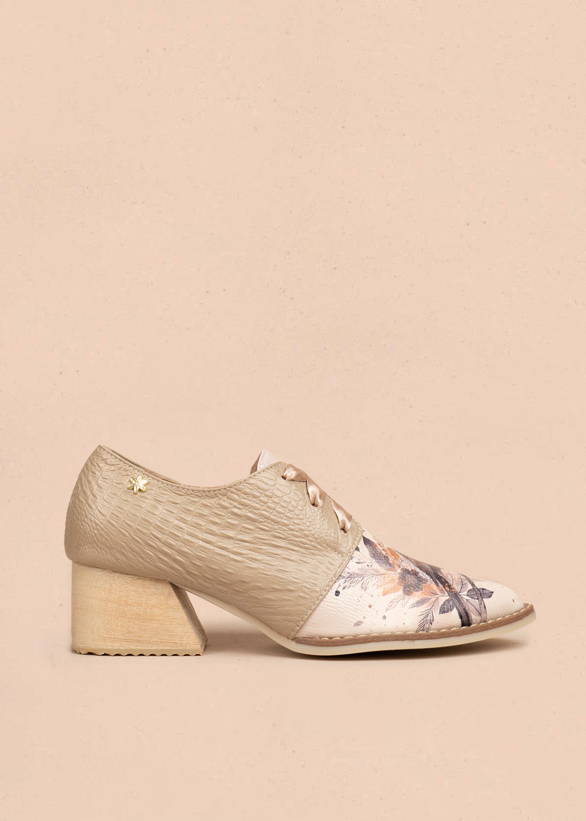 Zapatos en cuero color taupe con atadura y detalle de ave 106628