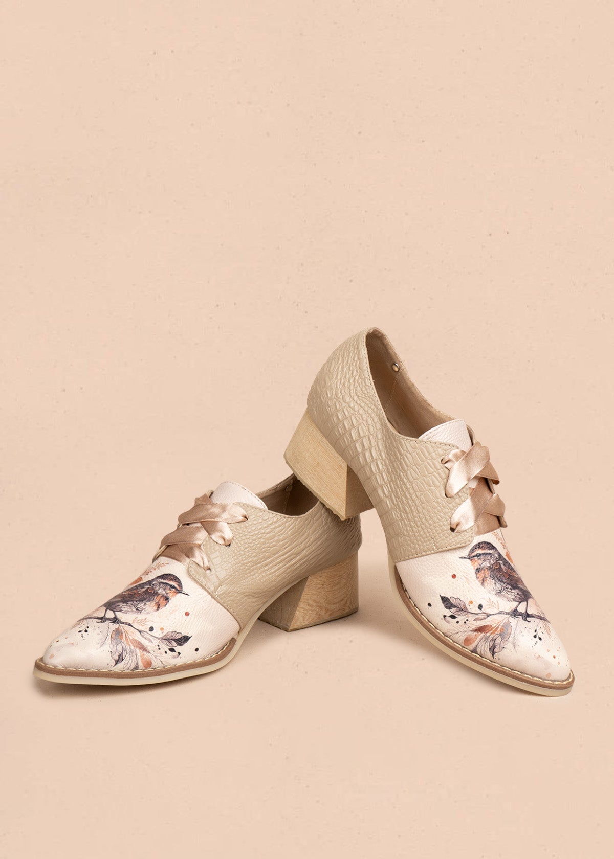 Zapatos en cuero color taupe con atadura y detalle de ave 106628