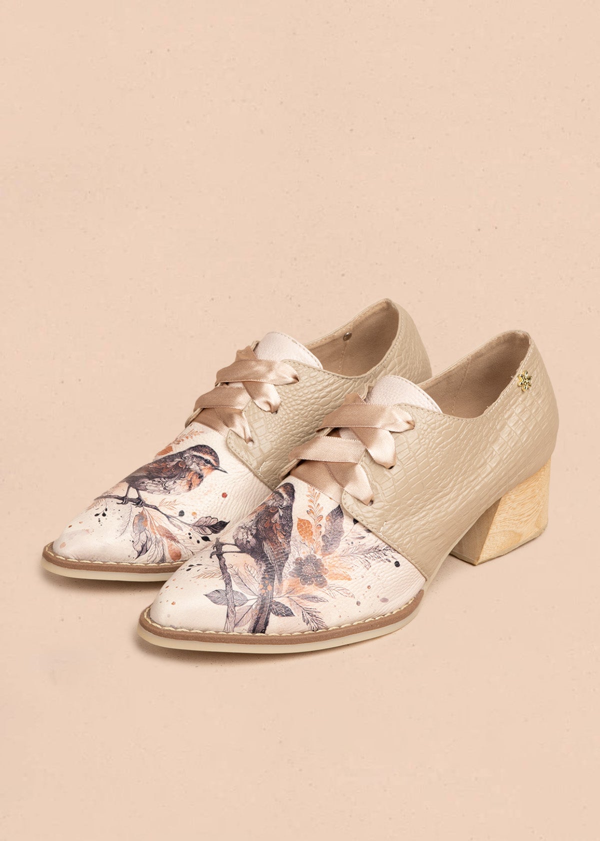 Zapatos en cuero color taupe con atadura y detalle de ave 106628