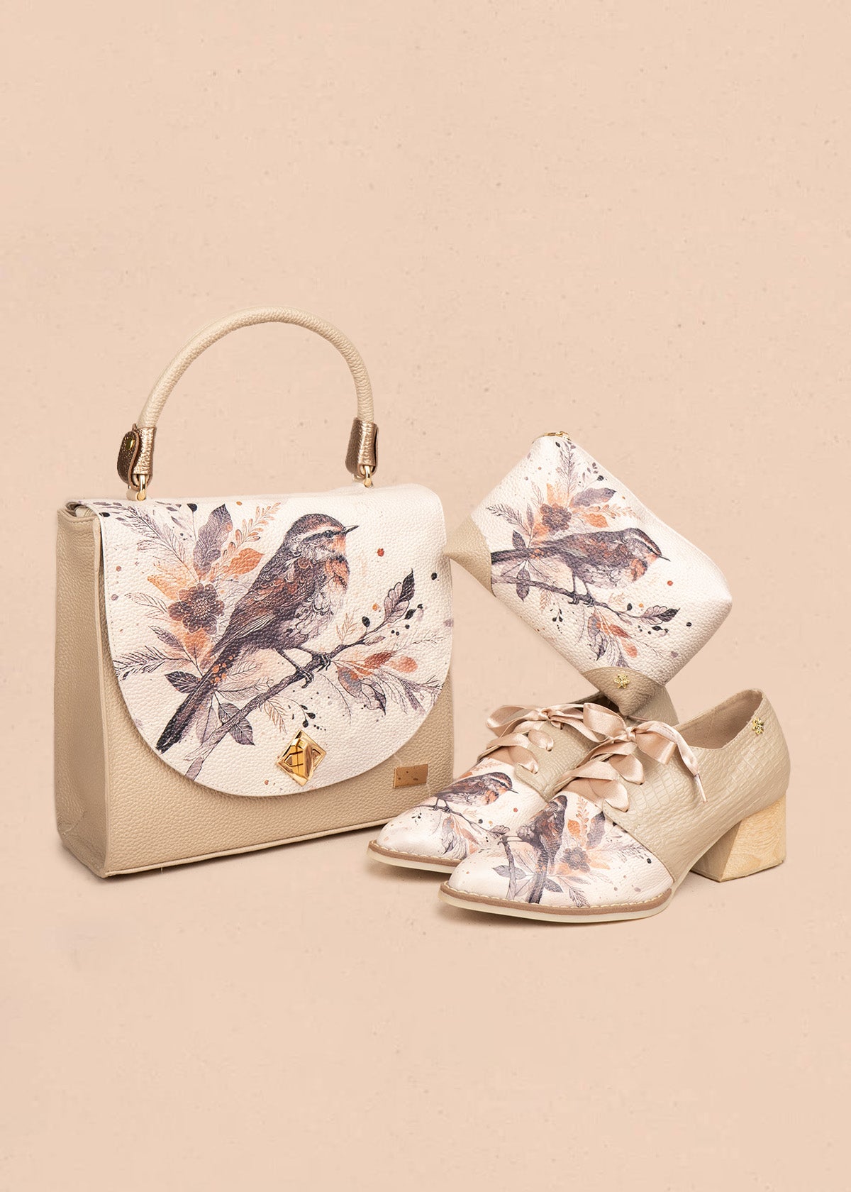 Bolso tipo cartera en cuero color taupe con estampado de ave y flores 106629