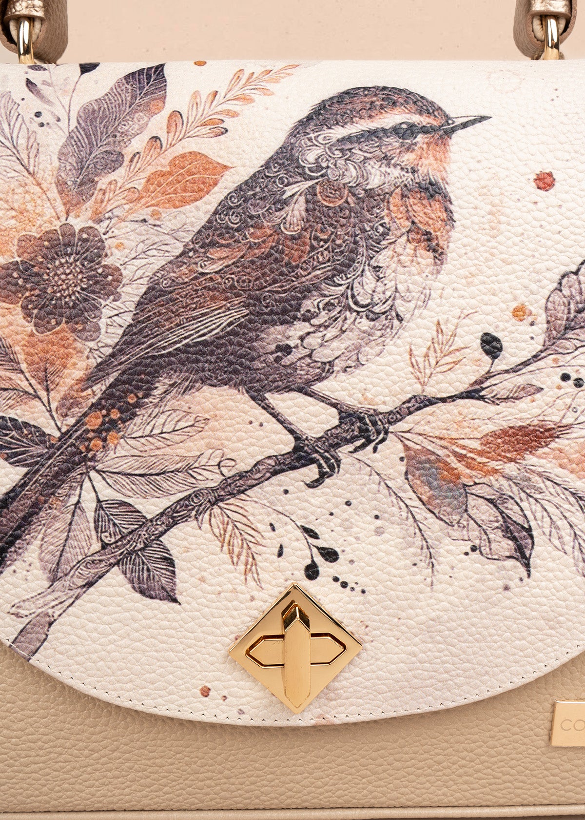 Bolso tipo cartera en cuero color taupe con estampado de ave y flores 106629