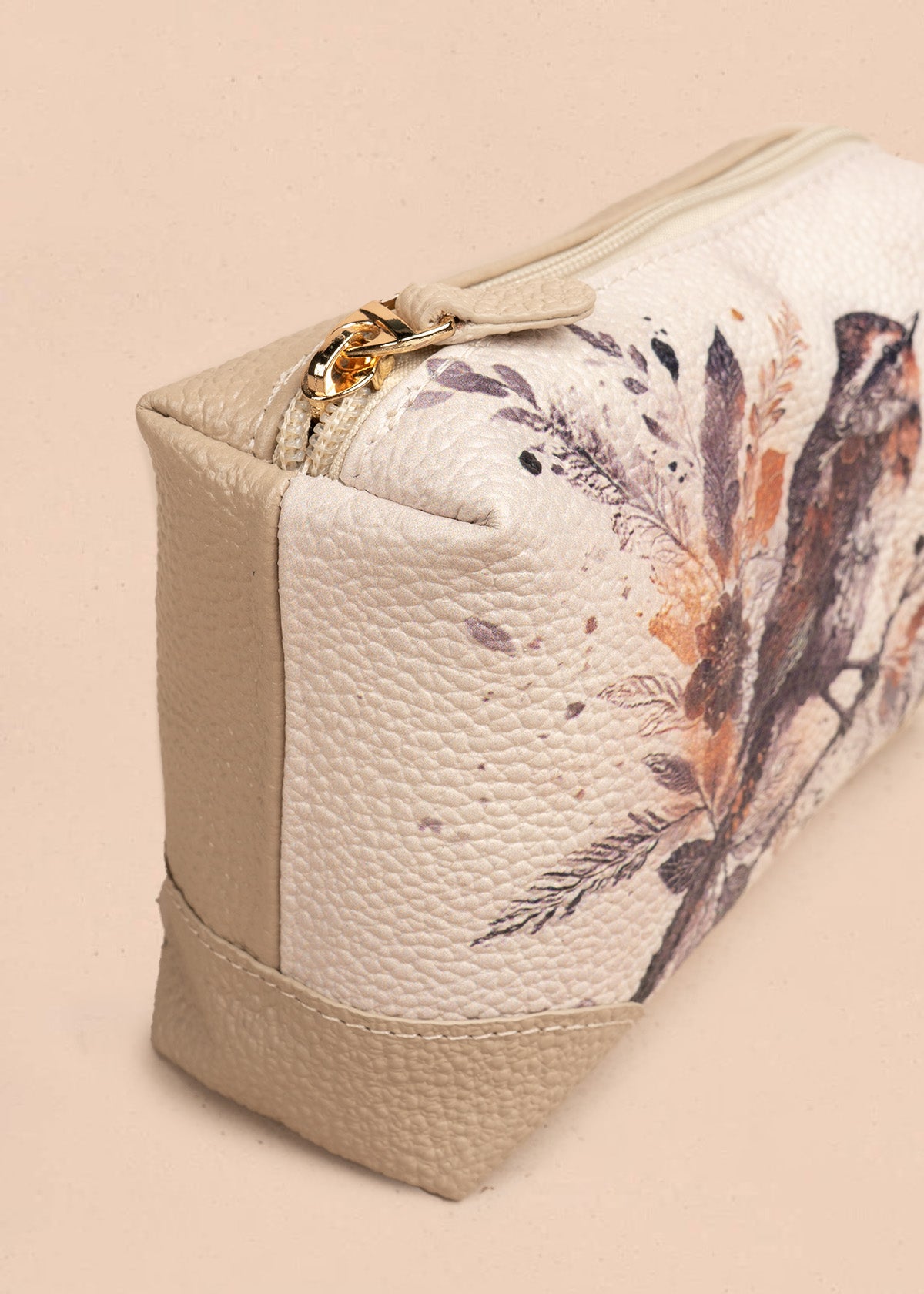 Cosmetiquera en cuero con estampado de ave y flores 106630