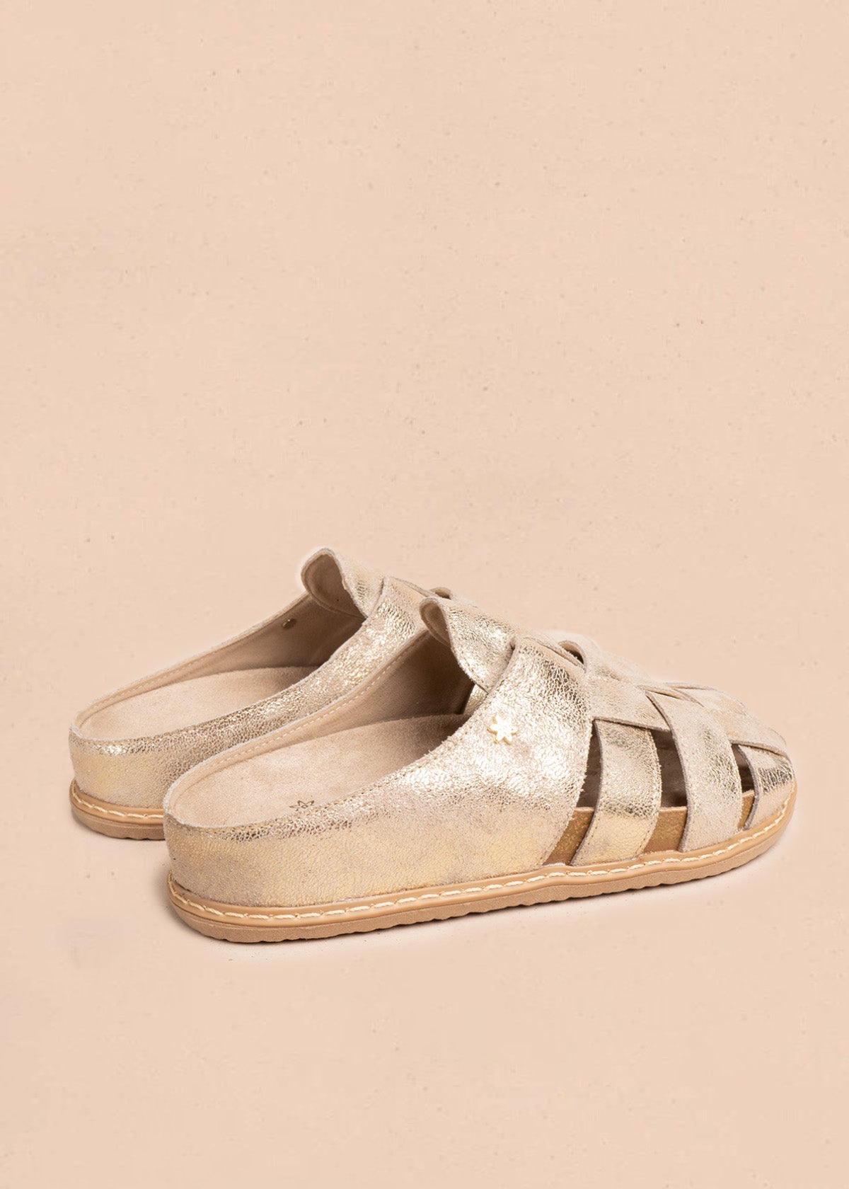 Zuecos de cuero champaña con tiras caladas 106632