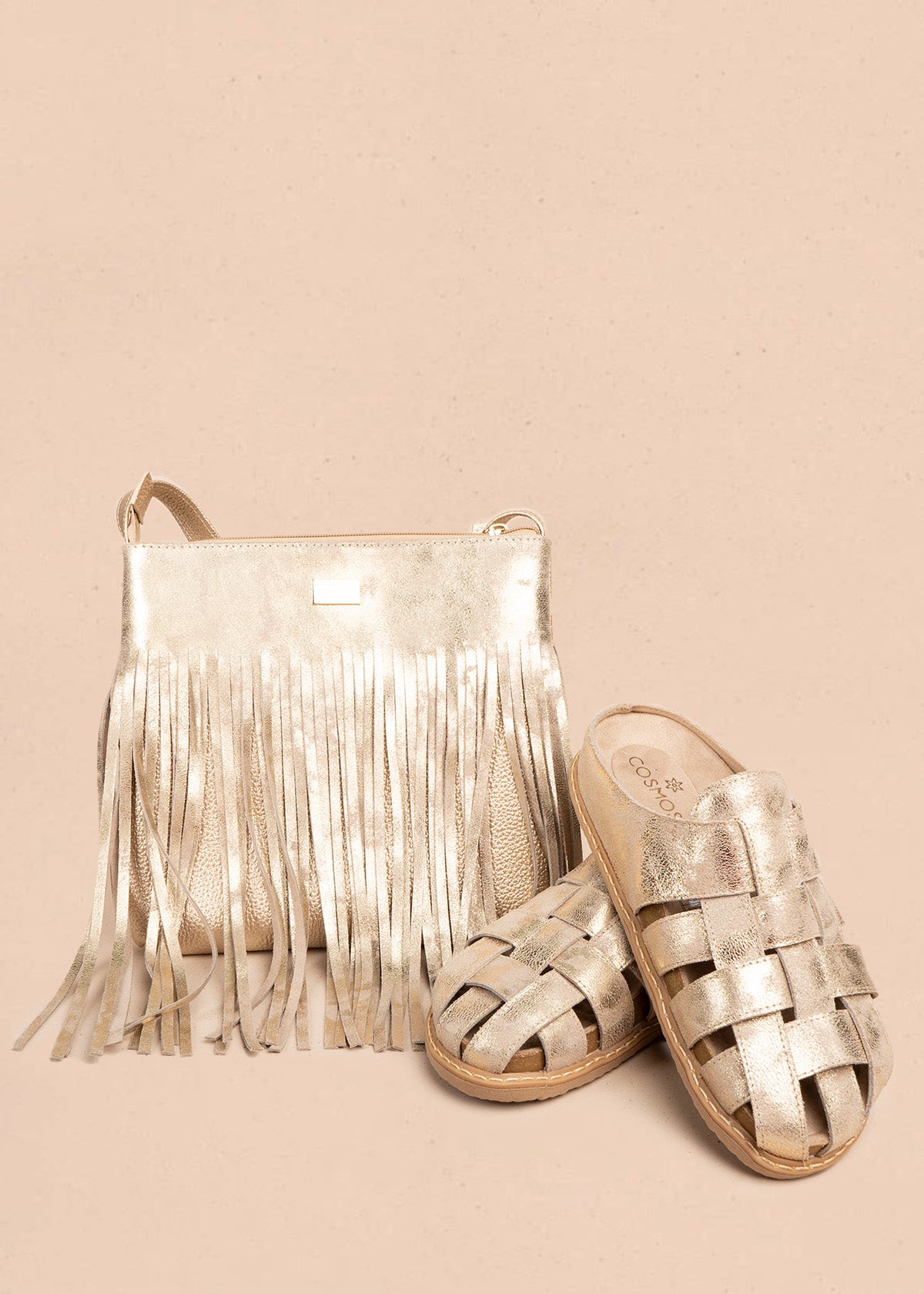 Bolso manos libres de cuero color arena con flecos 106633