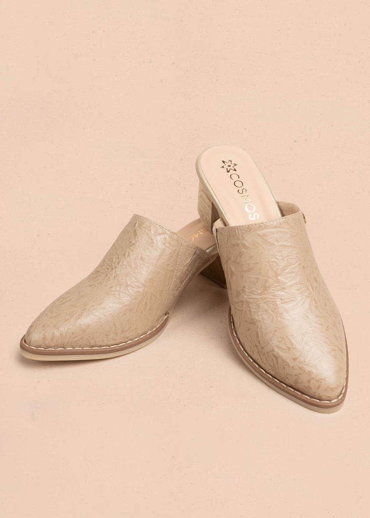 Zuecos de cuero color talco con textura envejecida 106634