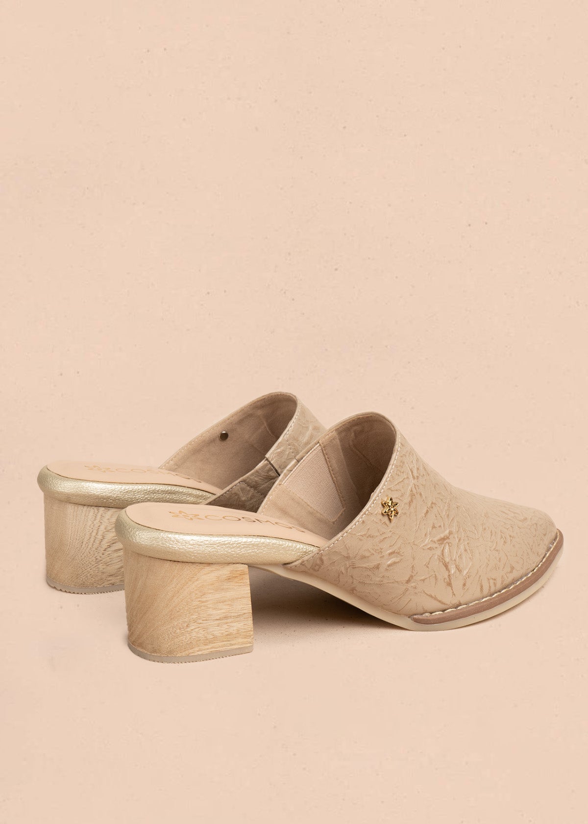Zuecos de cuero color talco con textura envejecida 106634