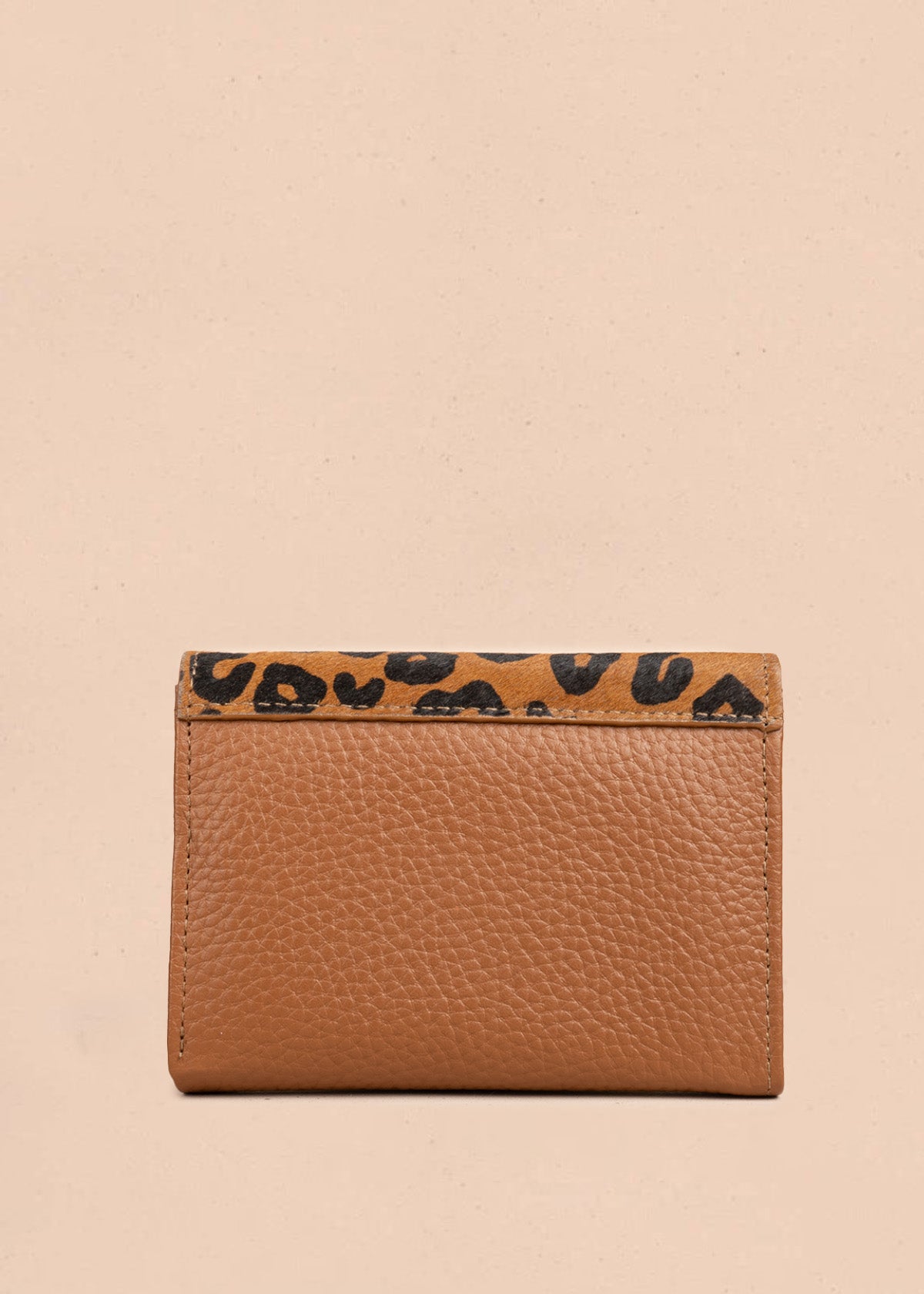 Billetera pequeña de cuero color miel con solapa animal print 106637