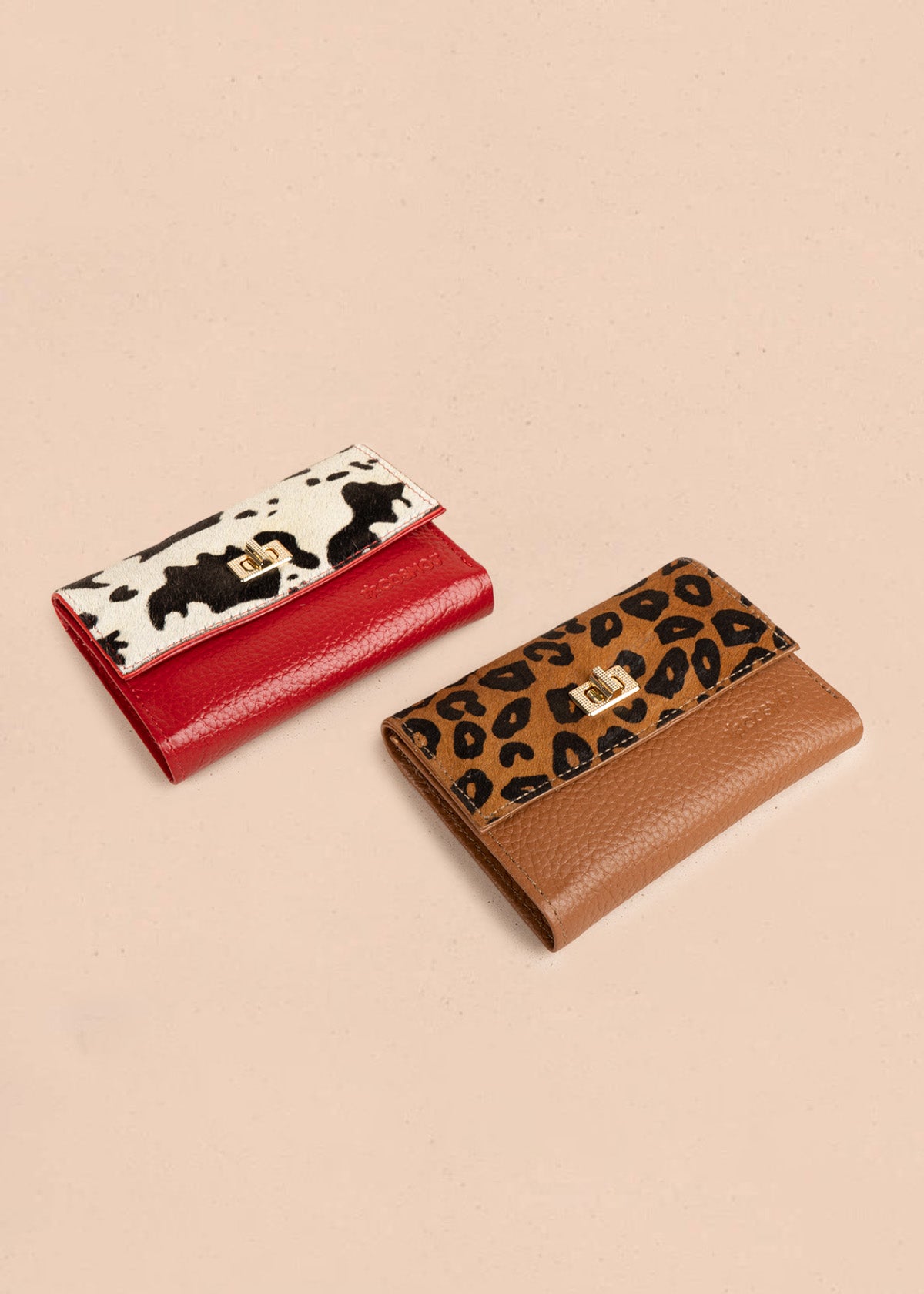 Billetera pequeña de cuero color miel con solapa animal print 106637