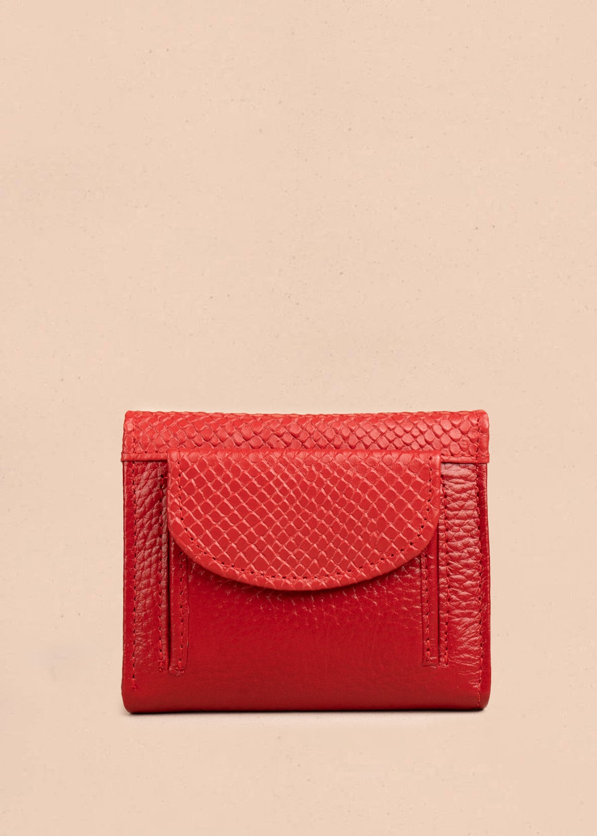 Billetera pequeña en cuero rojo con solapa curva 106638
