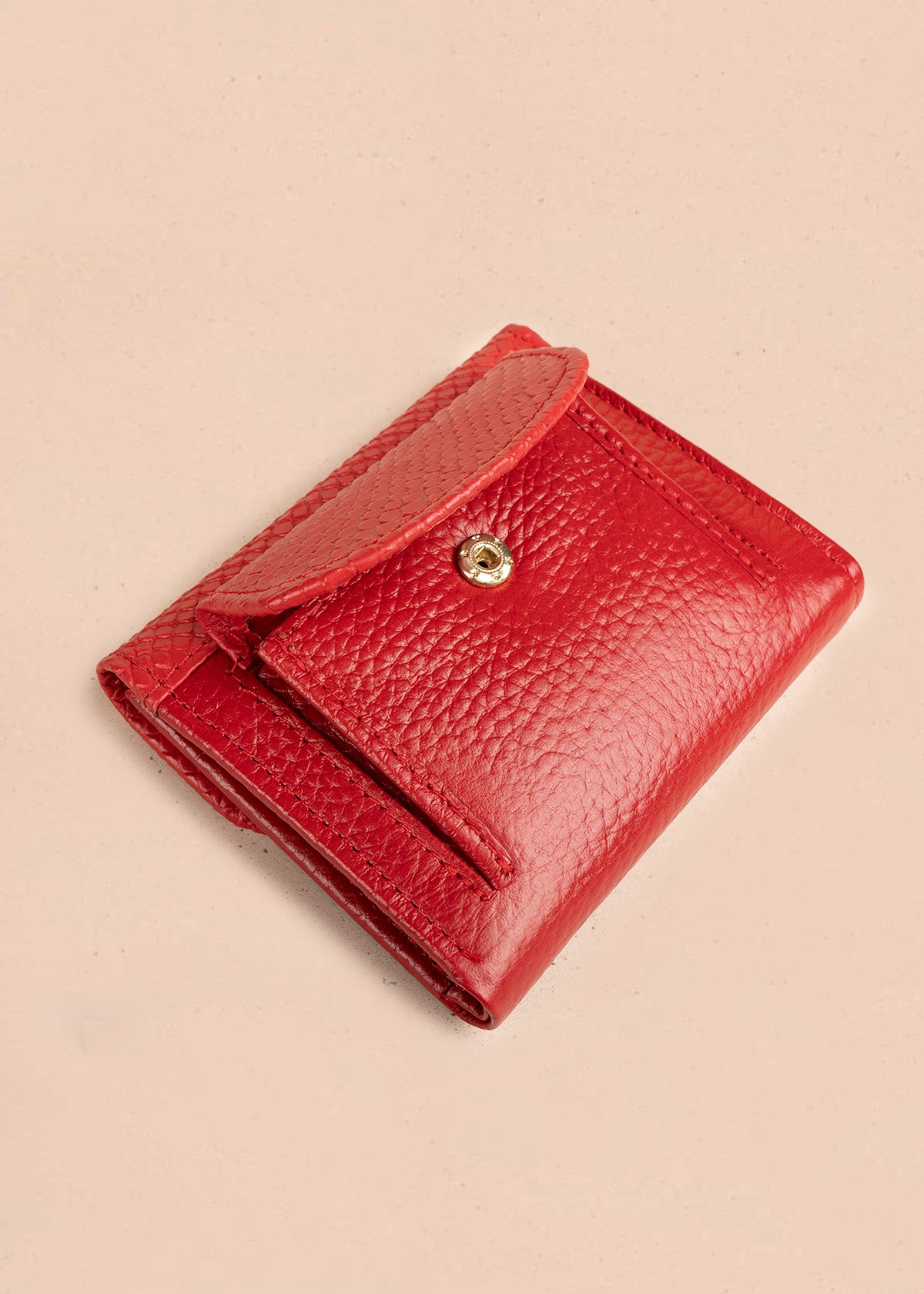 Billetera pequeña en cuero rojo con solapa curva 106638