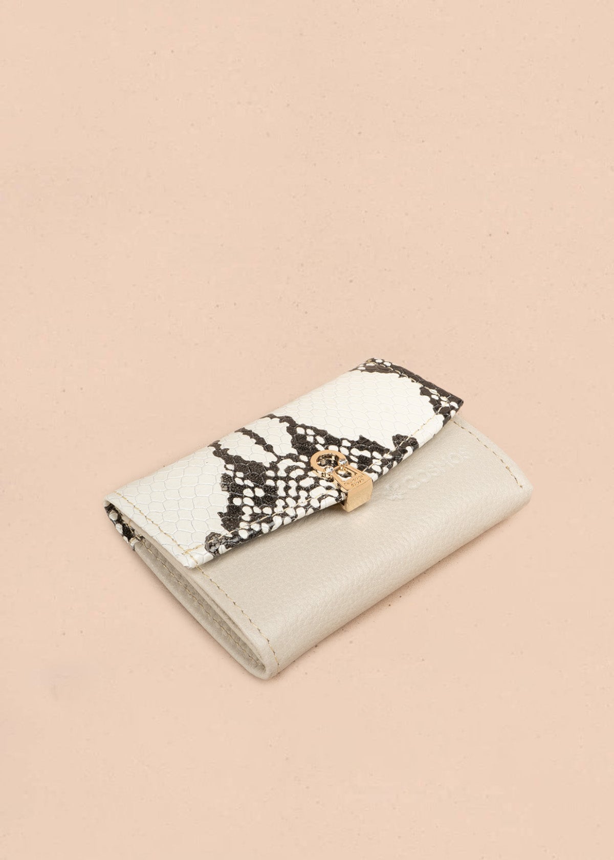Billetera pequeña en cuero color beige con solapa efecto serpiente 106641