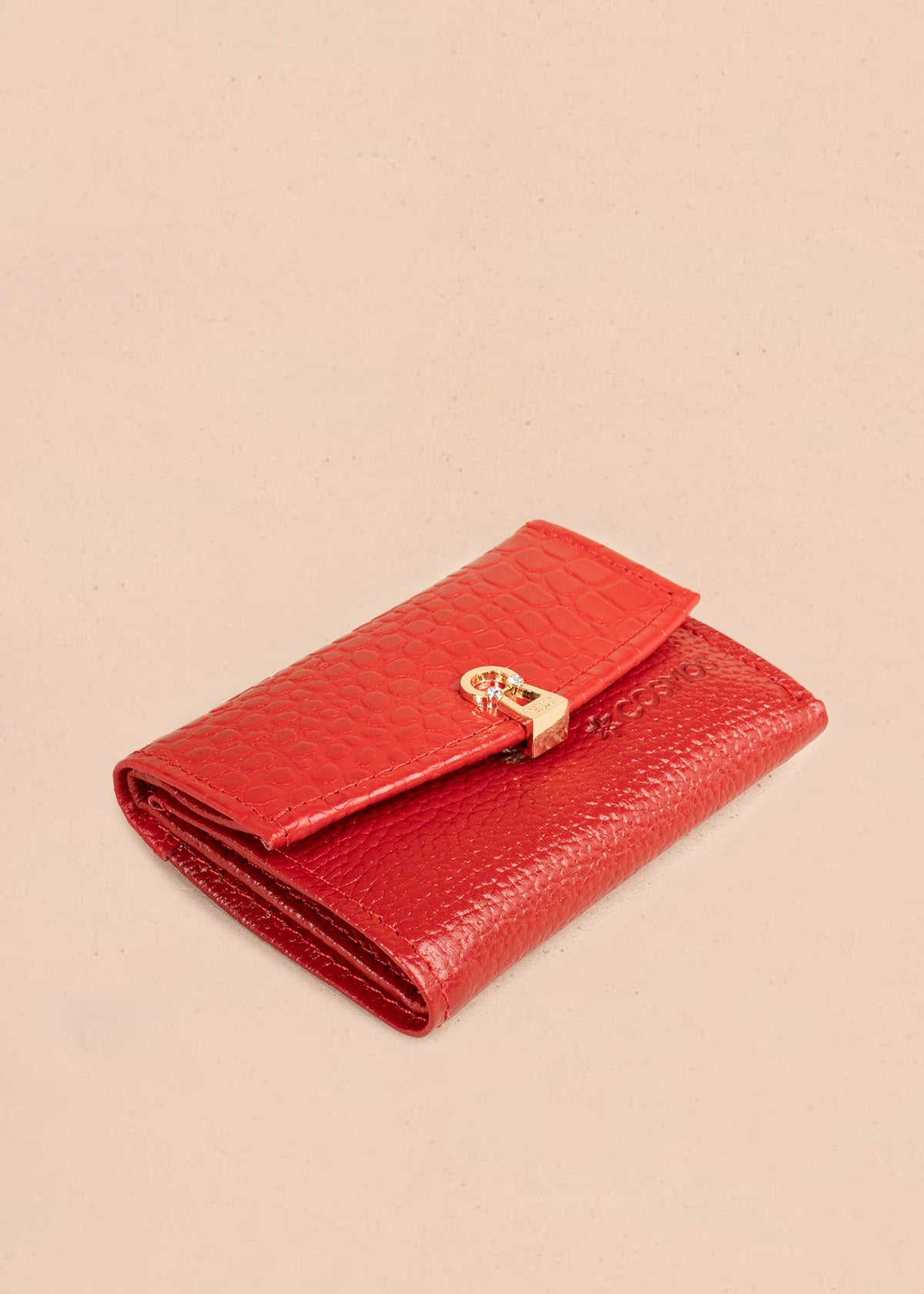 Billetera pequeña en cuero color rojo con broche dorado y cremallera 106641
