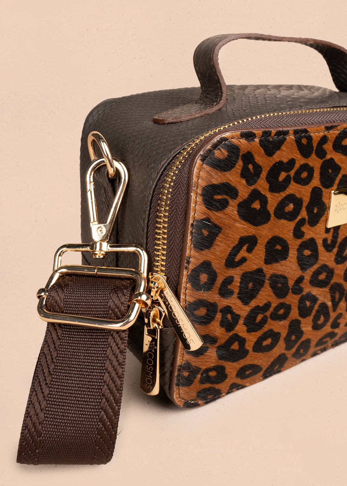 Manos libres en cuero color café con estampado de leopardo 106645