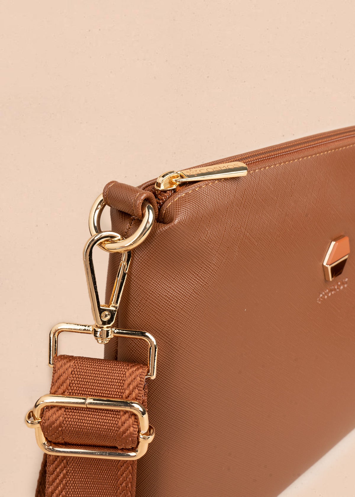 Bolso manos libres color café 106646
