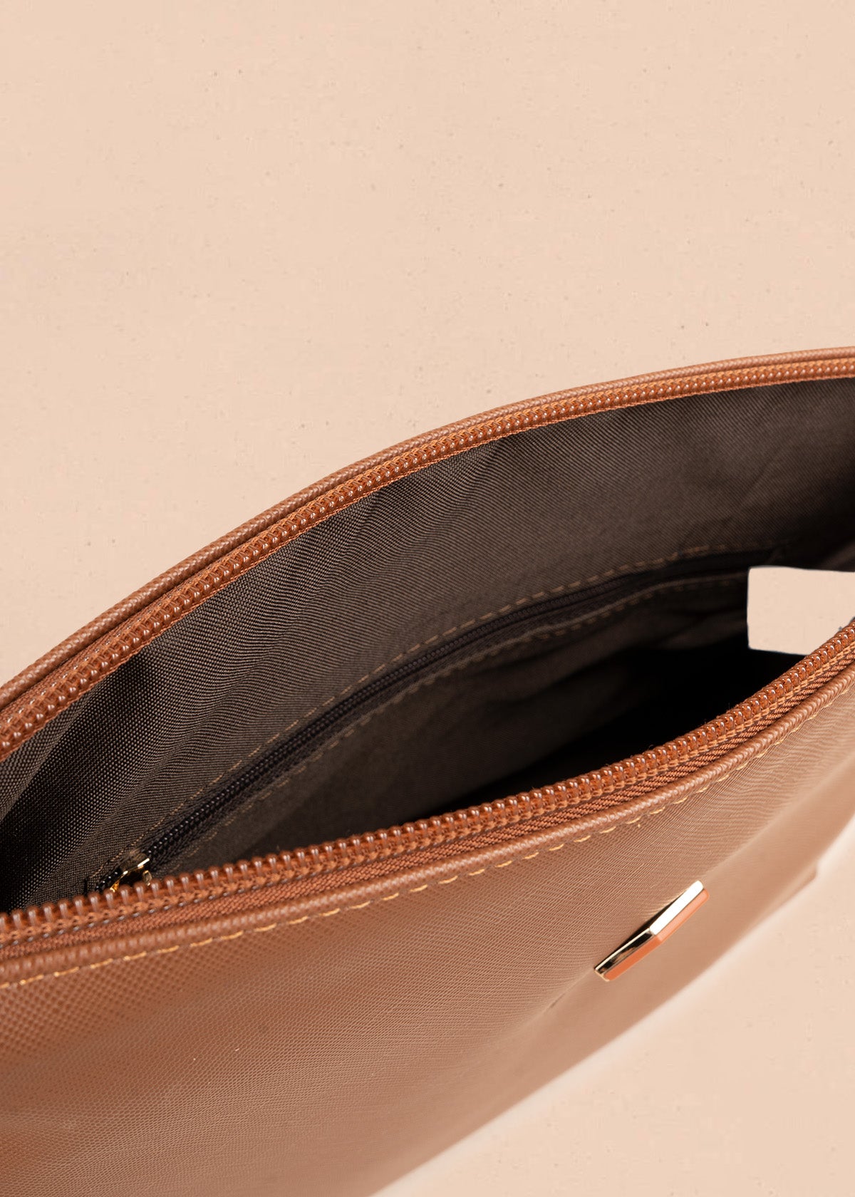 Bolso manos libres color café 106646