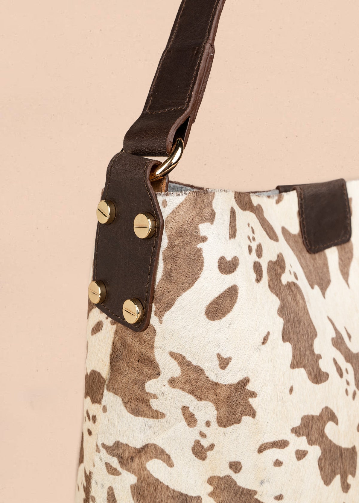Bolso shopping de cuero café con estampado pelo de vaca 106647