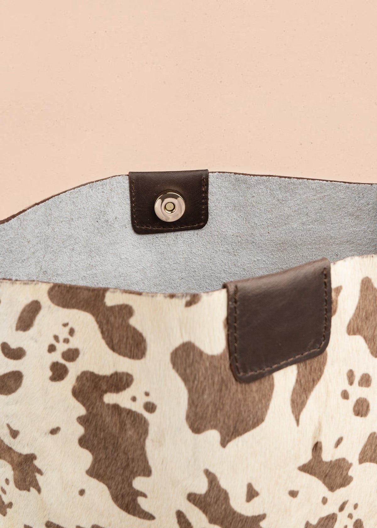 Bolso shopping de cuero café con estampado pelo de vaca 106647