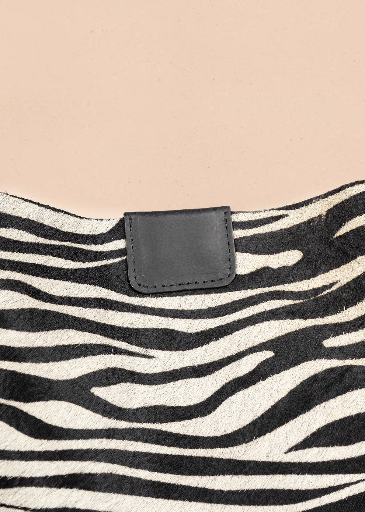 Bolso shopping de cuero negro con estampado pelo de vaca 106647