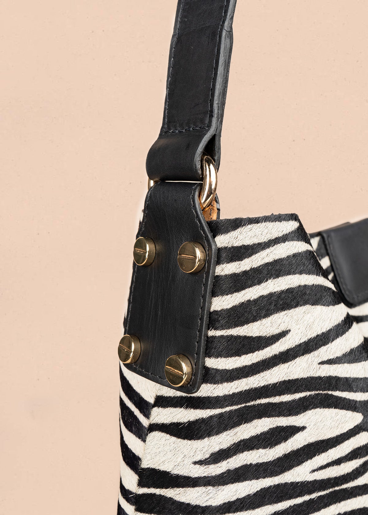 Bolso shopping de cuero negro con estampado pelo de vaca 106647