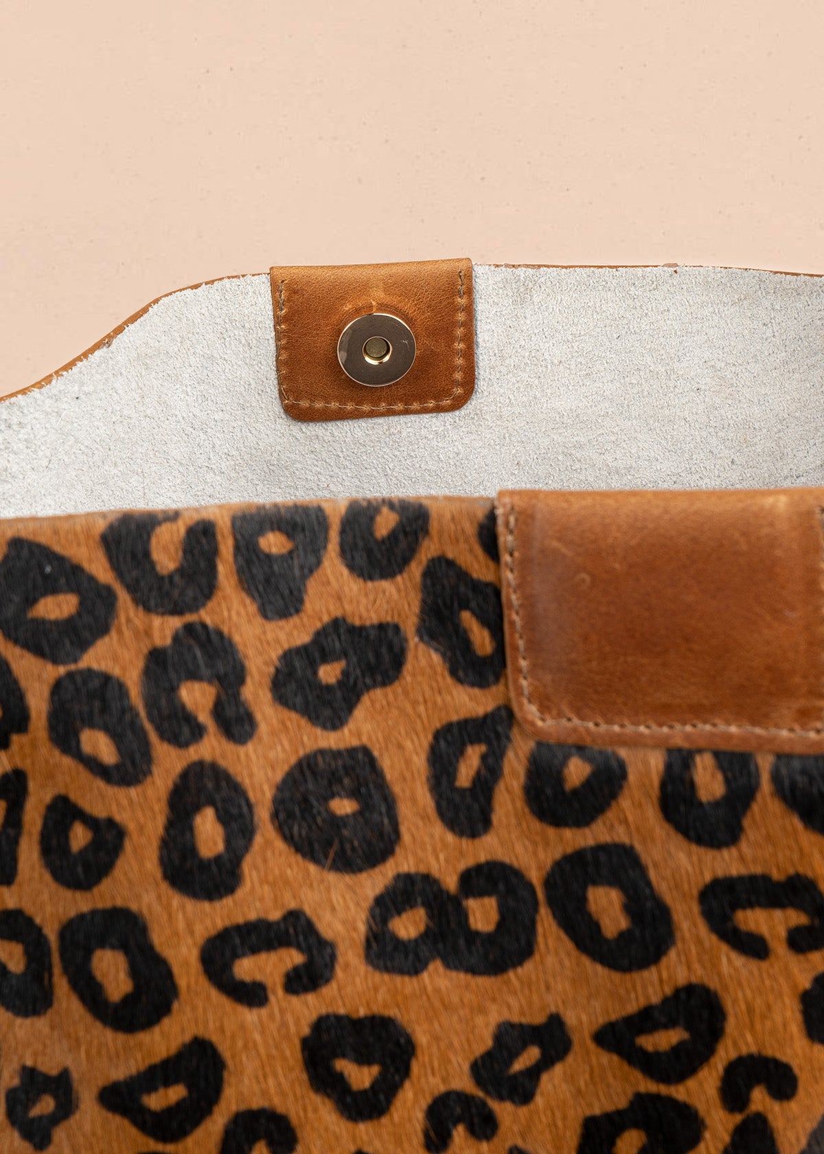 Bolso shopping de cuero tabaco con estampado pelo de vaca 106647