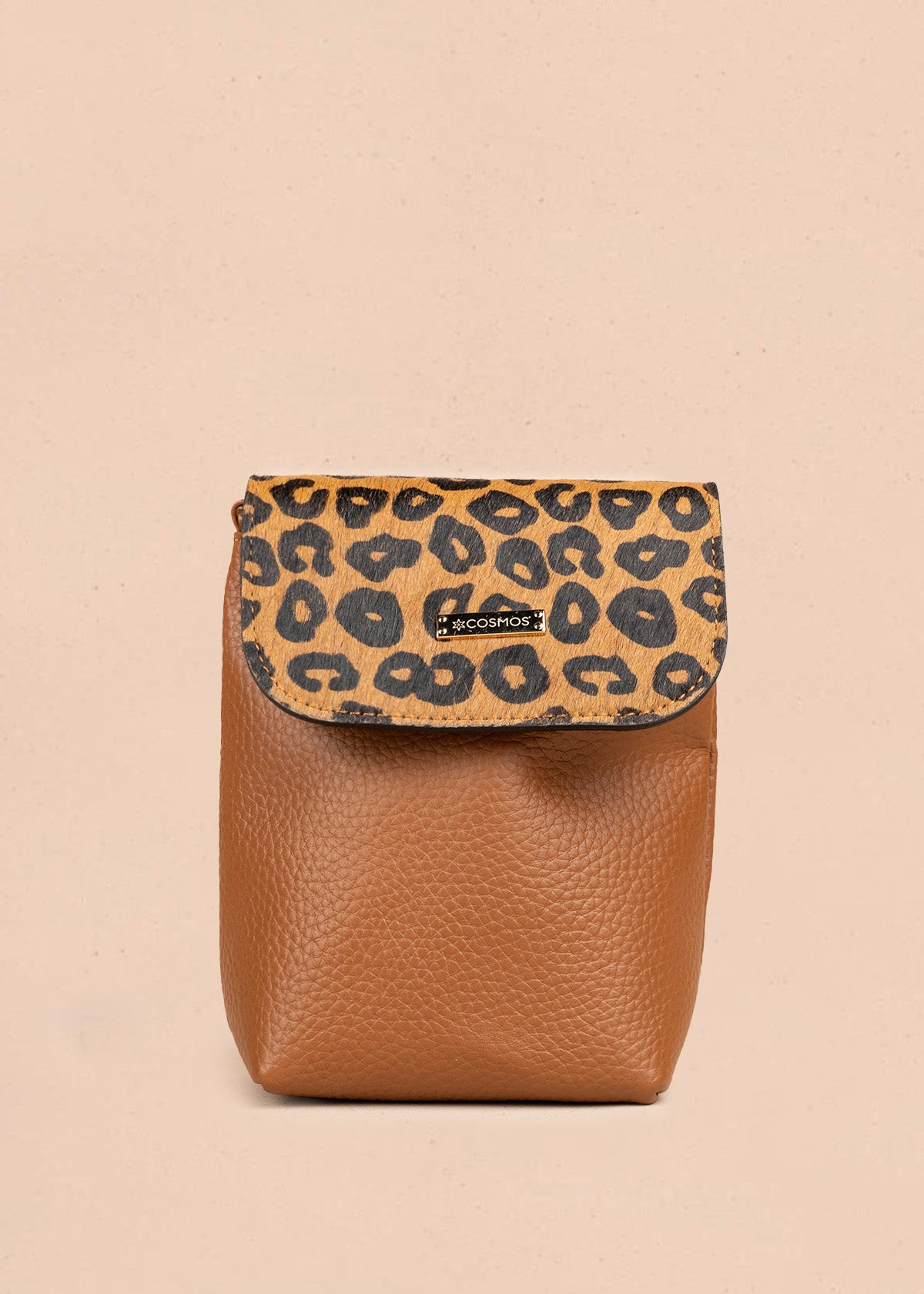 Bolso manos libres de cuero color café con tapa leopardo 106648