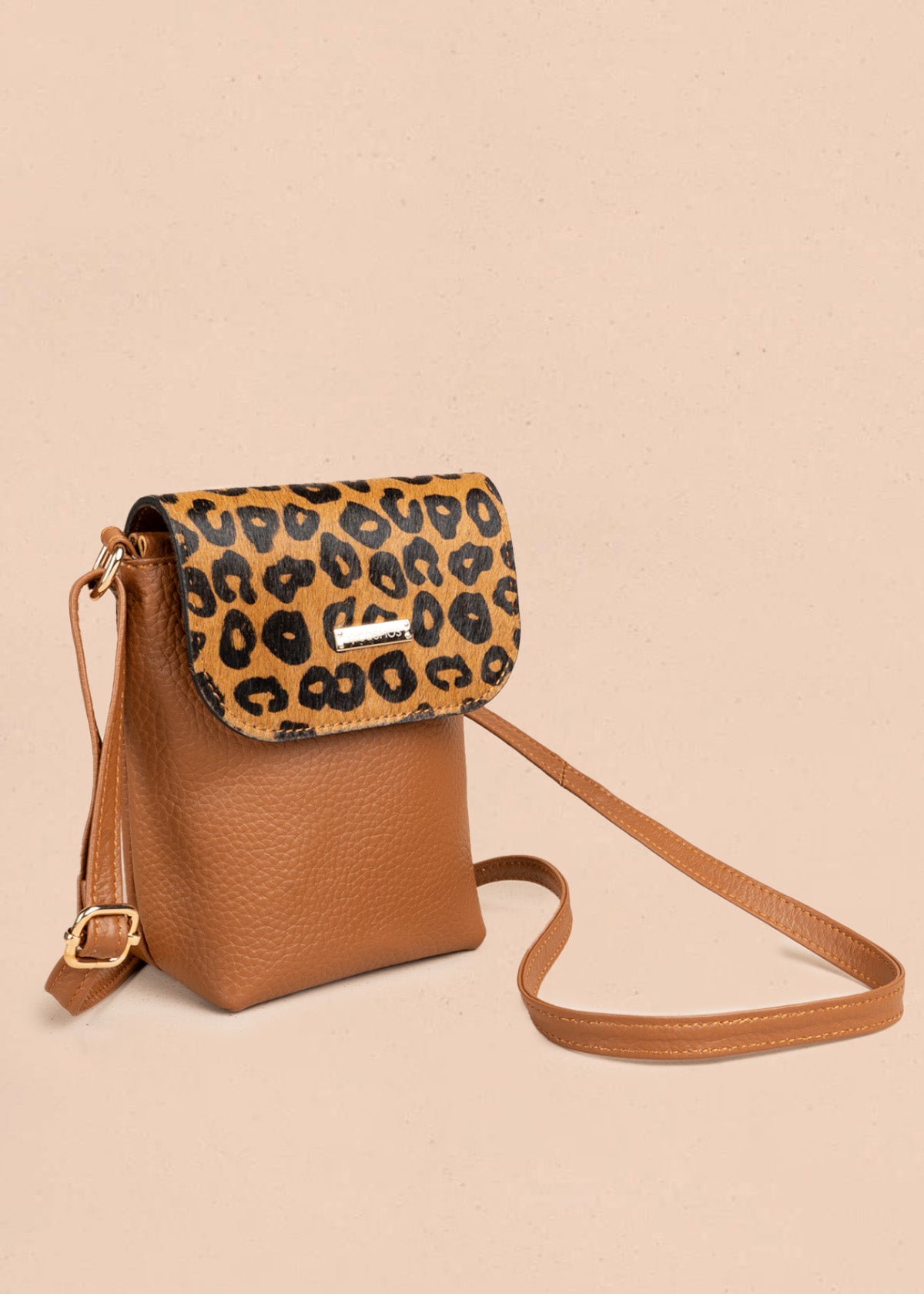 Bolso manos libres de cuero color café con tapa leopardo 106648
