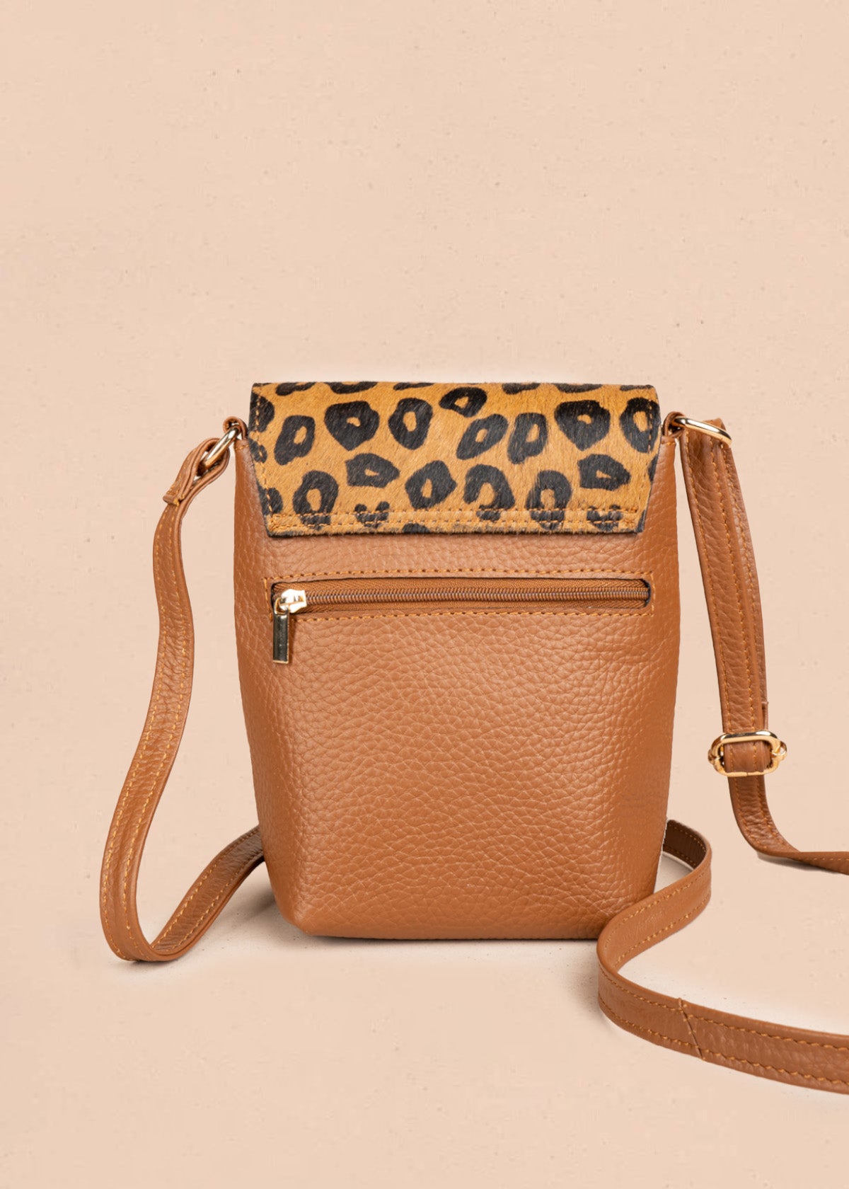 Bolso manos libres de cuero color café con tapa leopardo 106648