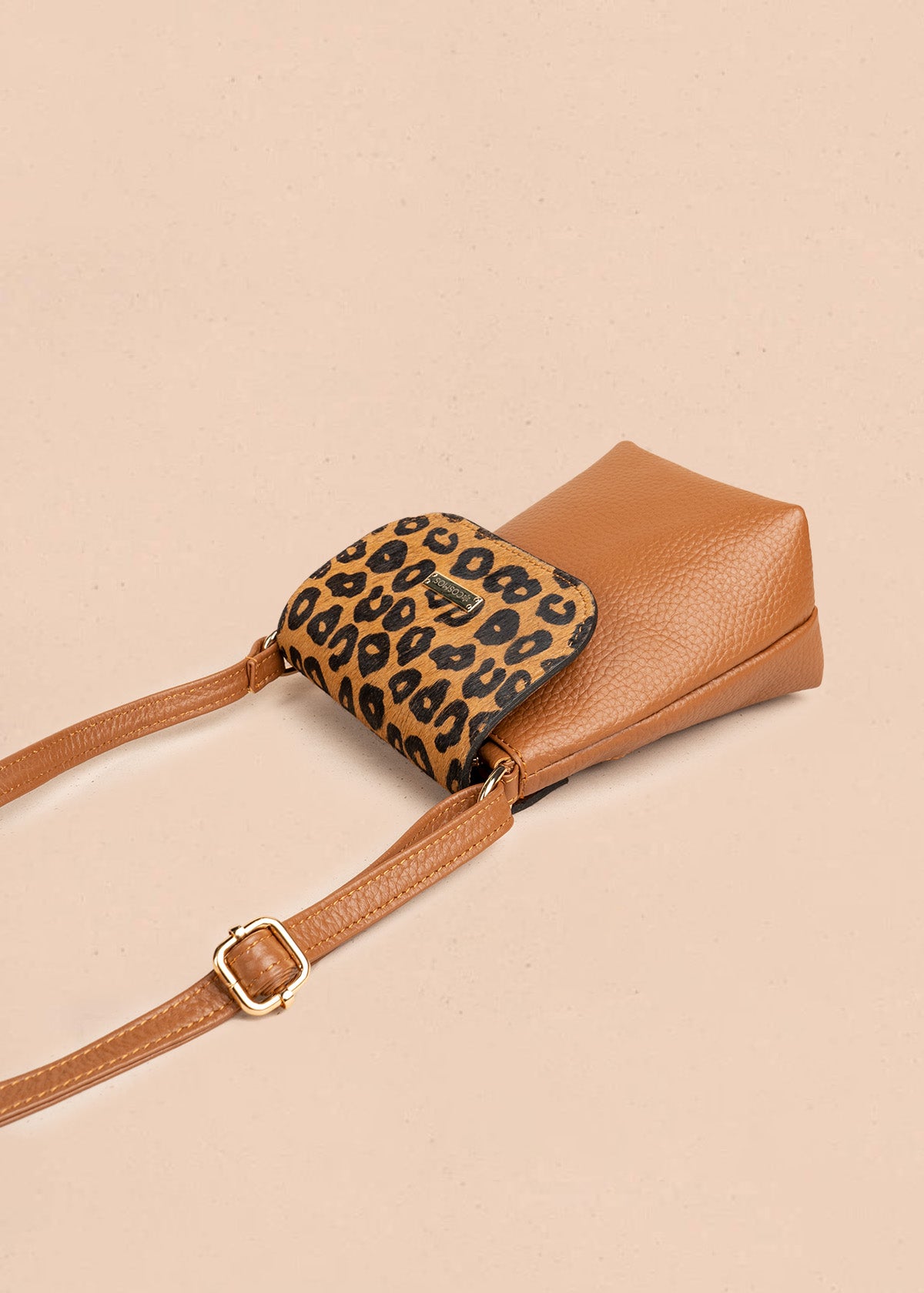 Bolso manos libres de cuero color café con tapa leopardo 106648