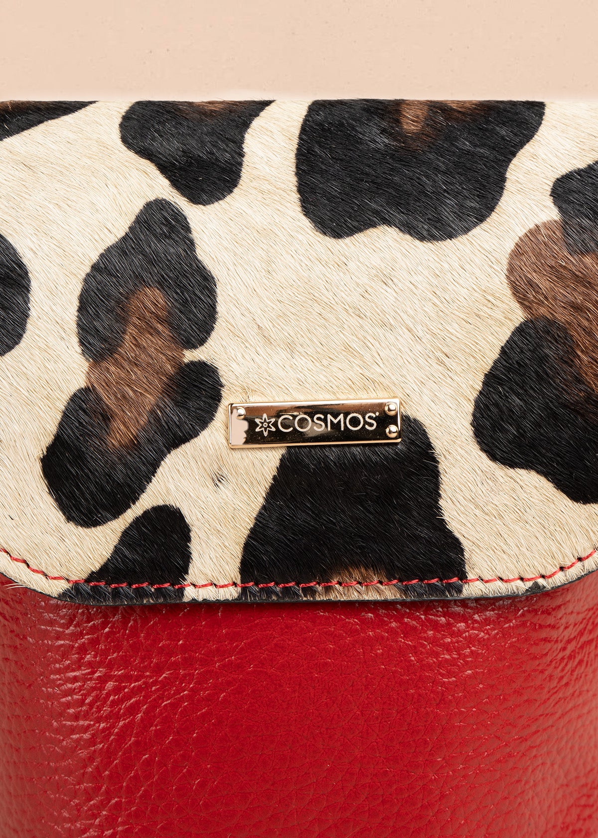 Bolso manos libres de cuero color rojo con tapa leopardo 106648