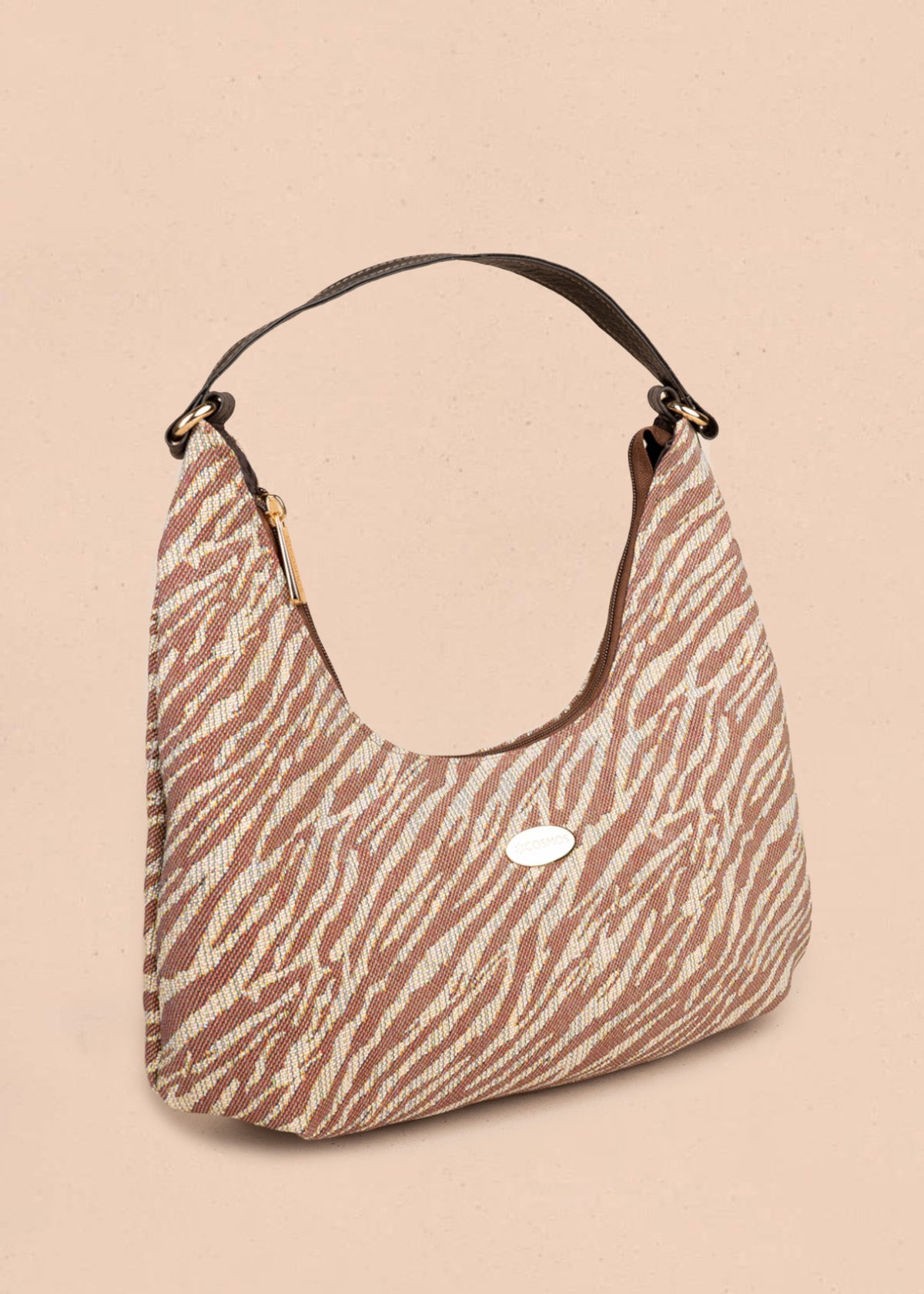 Bolso hobo de tela color café con estampado cebra 106649