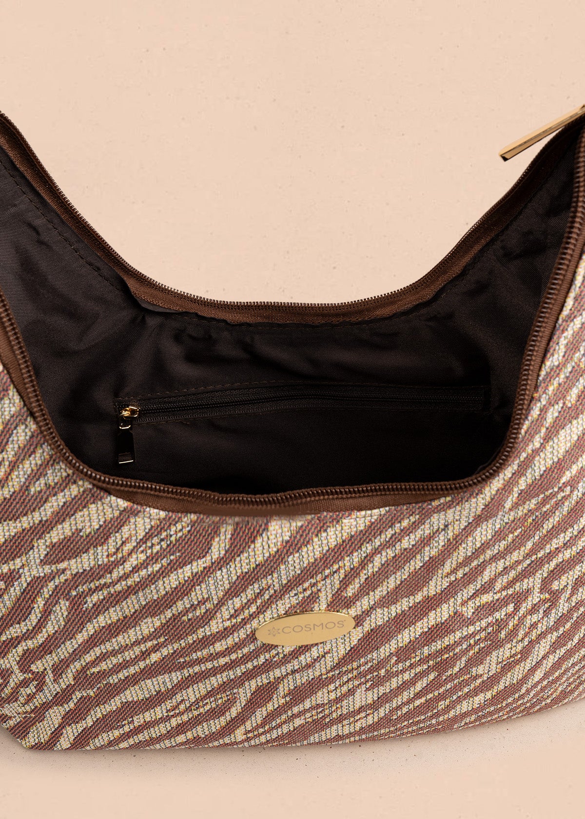 Bolso hobo de tela color café con estampado cebra 106649
