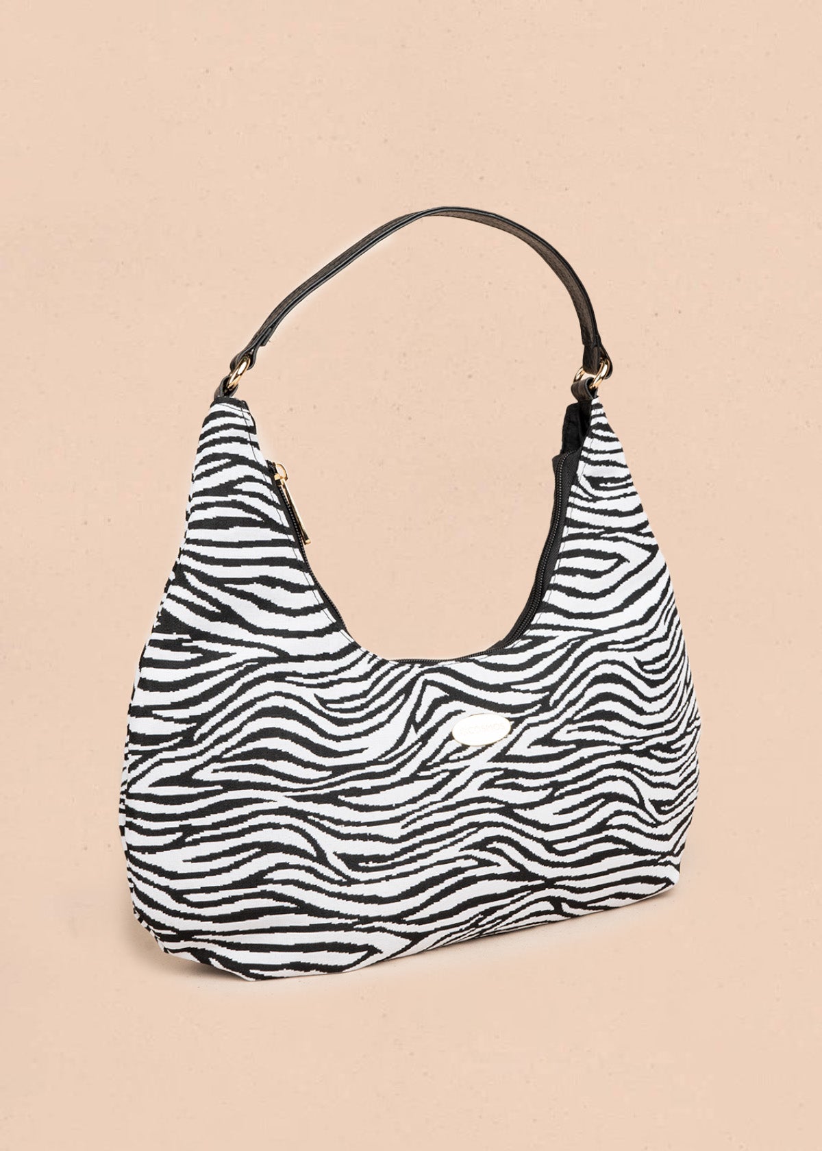 Bolso hobo de tela color negro con estampado cebra 106649