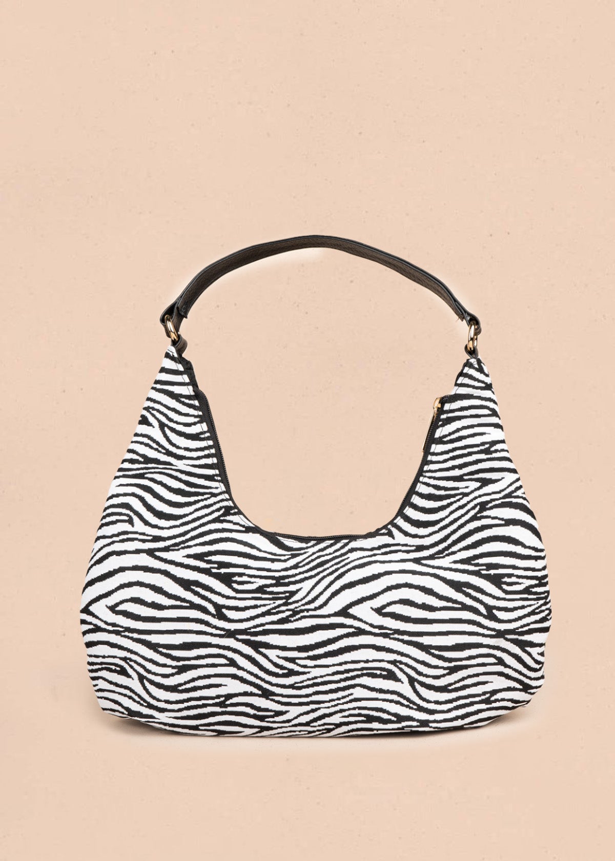Bolso hobo de tela color negro con estampado cebra 106649
