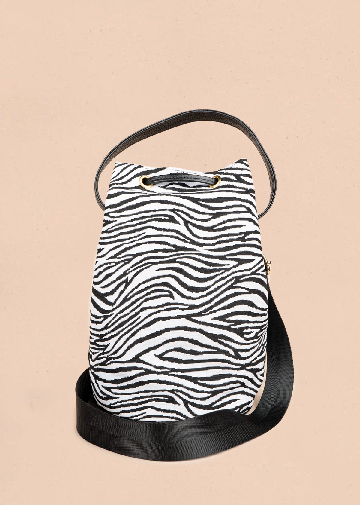 Bolso bucket de tela color negro con estampado cebra 106653