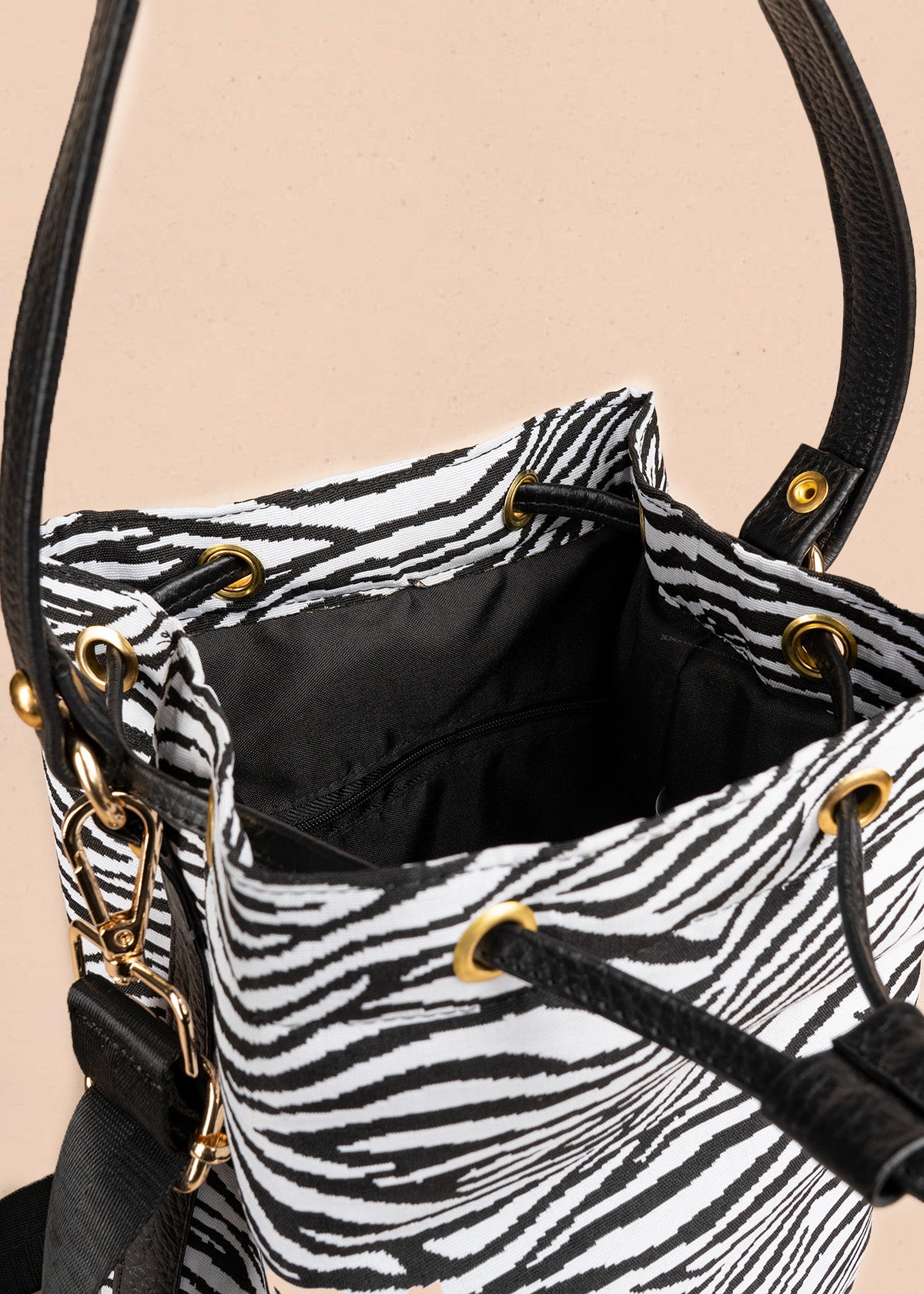 Bolso bucket de tela color negro con estampado cebra 106653