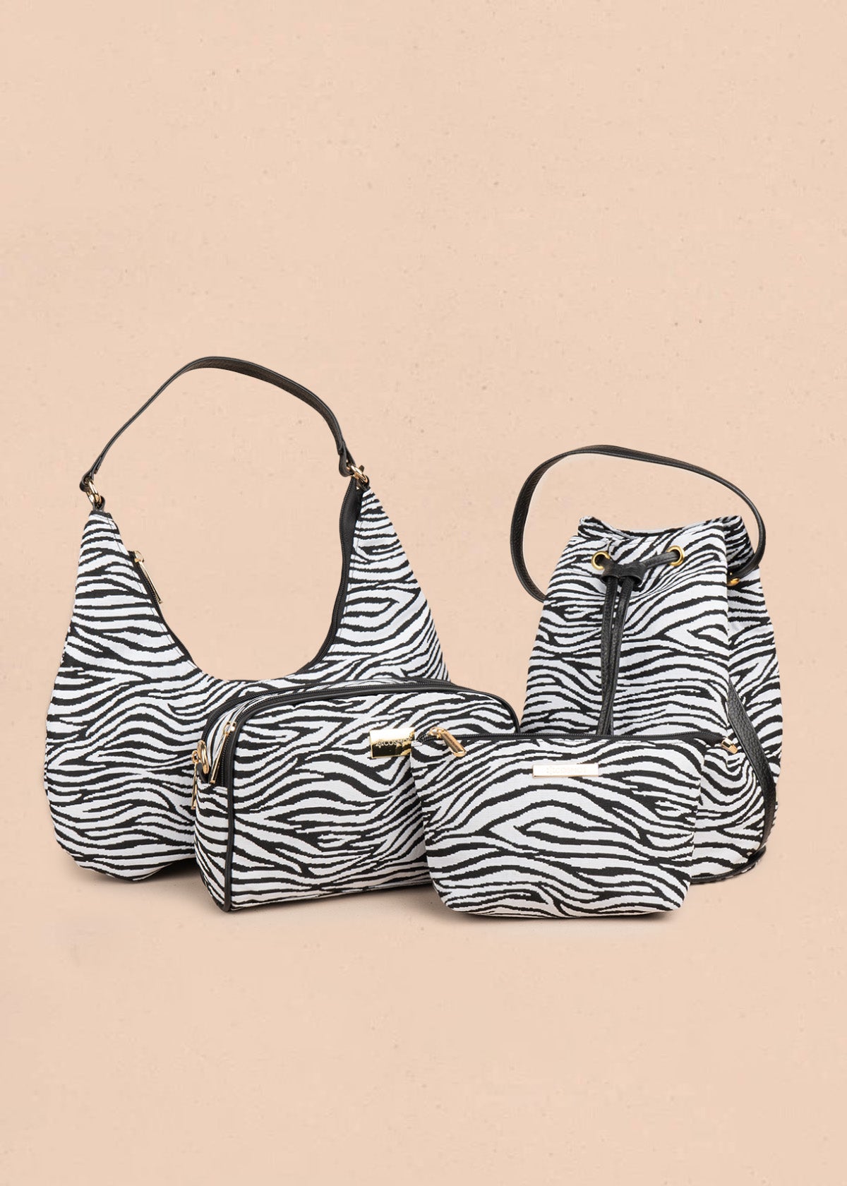 Bolso bucket de tela color negro con estampado cebra 106653