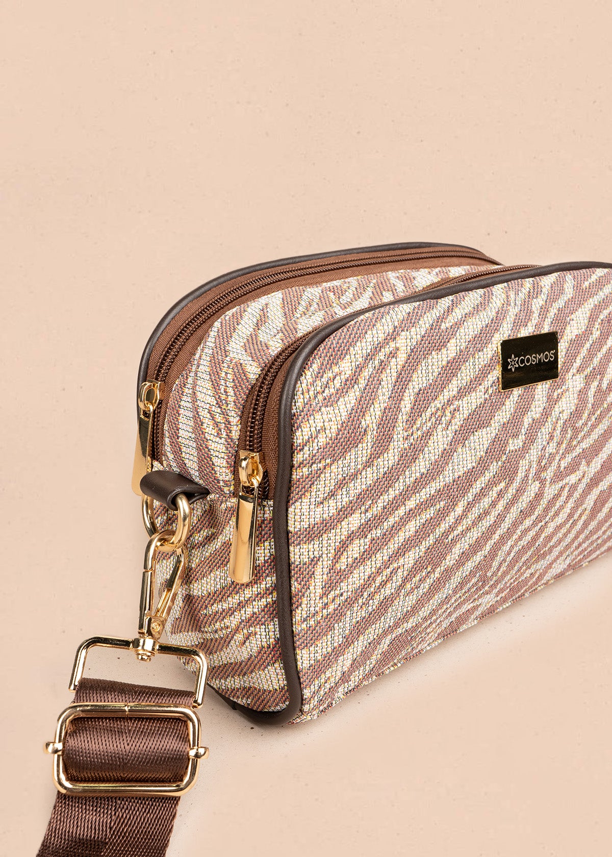 Cartera cruzada de tela color café con estampado cebra 106654