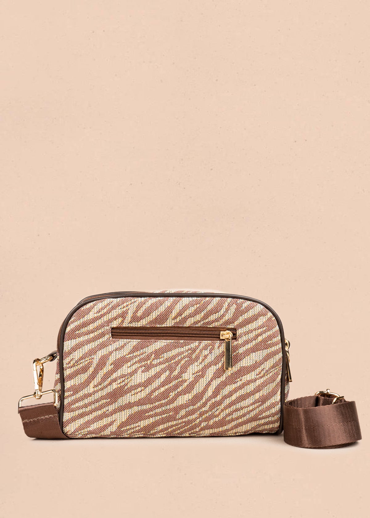 Cartera cruzada de tela color café con estampado cebra 106654