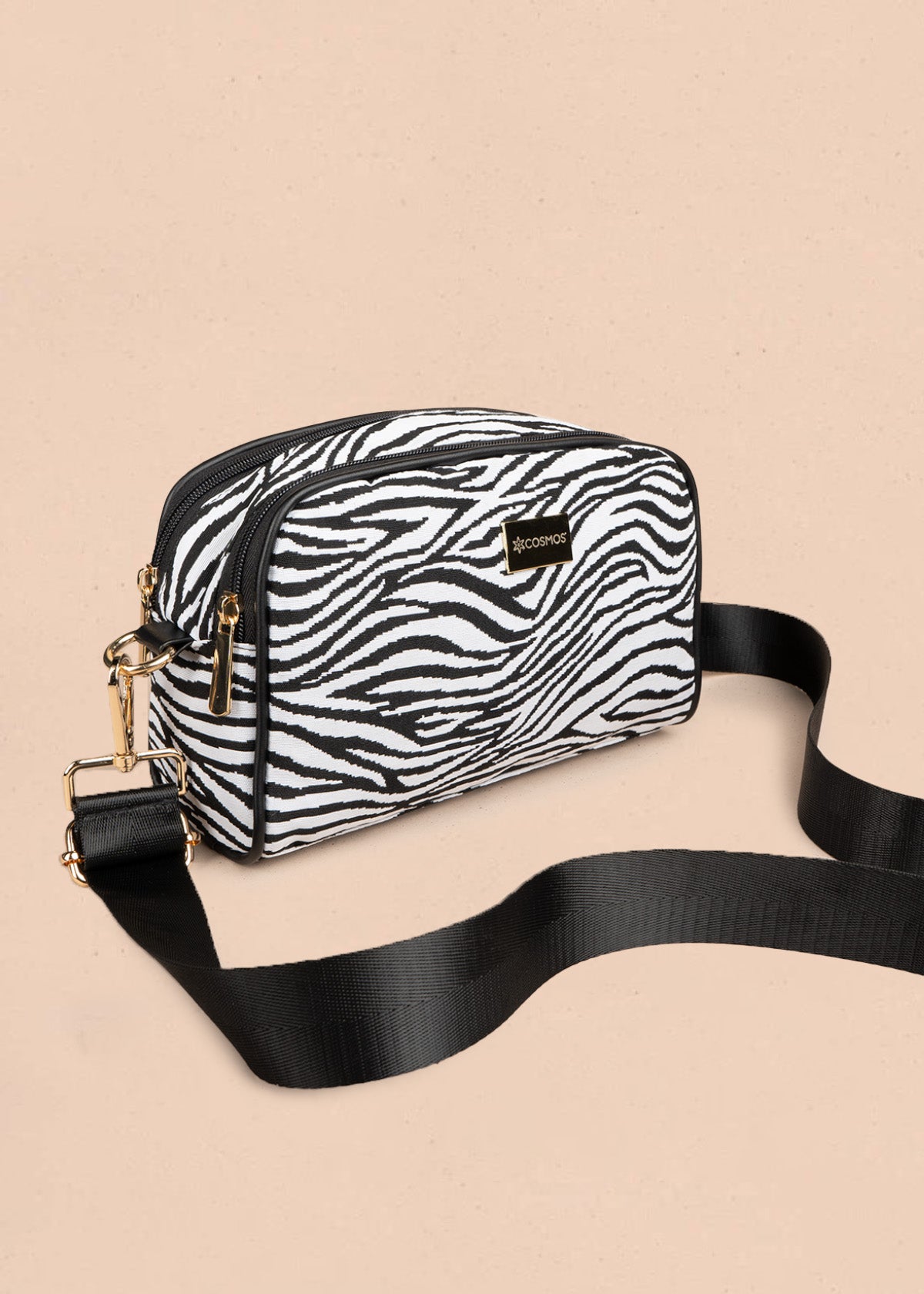 Cartera cruzada de tela color negro con estampado cebra 106654