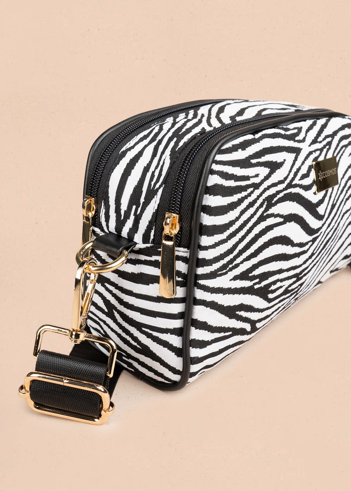 Cartera cruzada de tela color negro con estampado cebra 106654