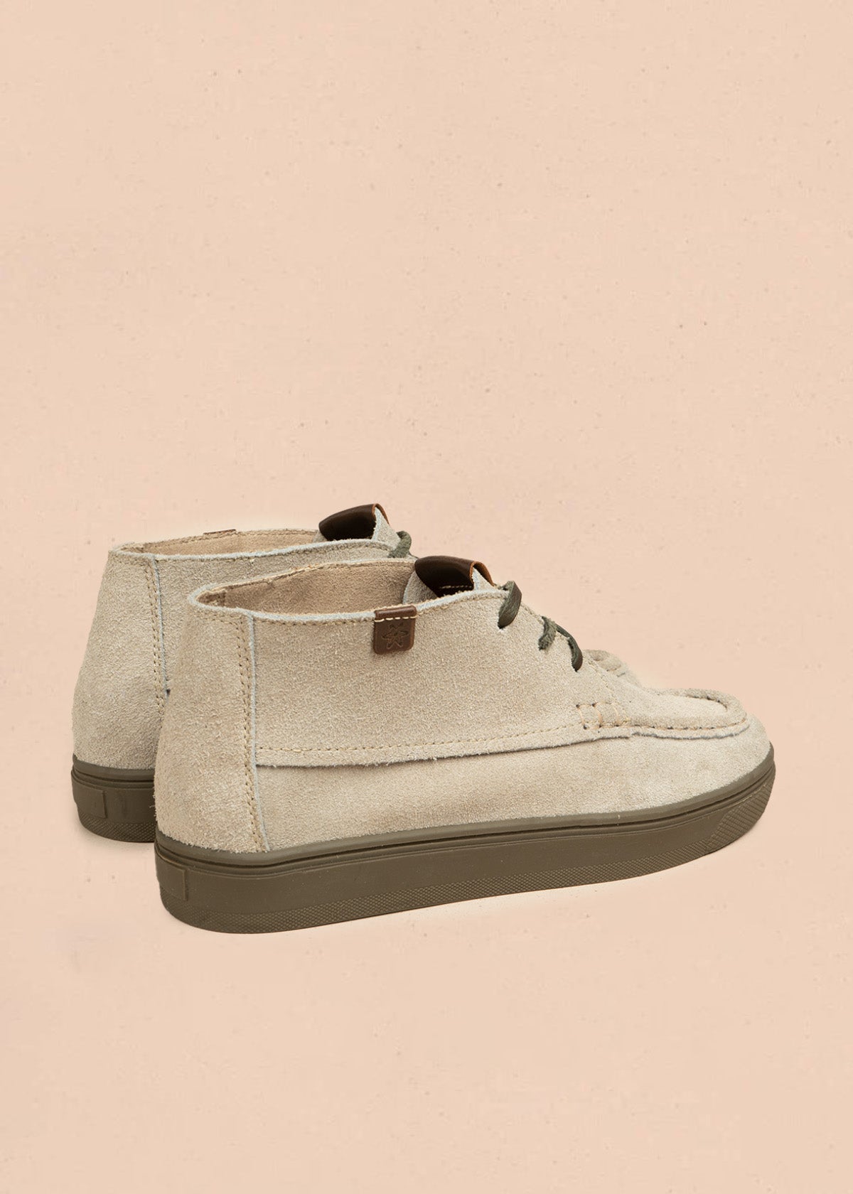 Botines de cuero carnaza color arena con cordones 106656