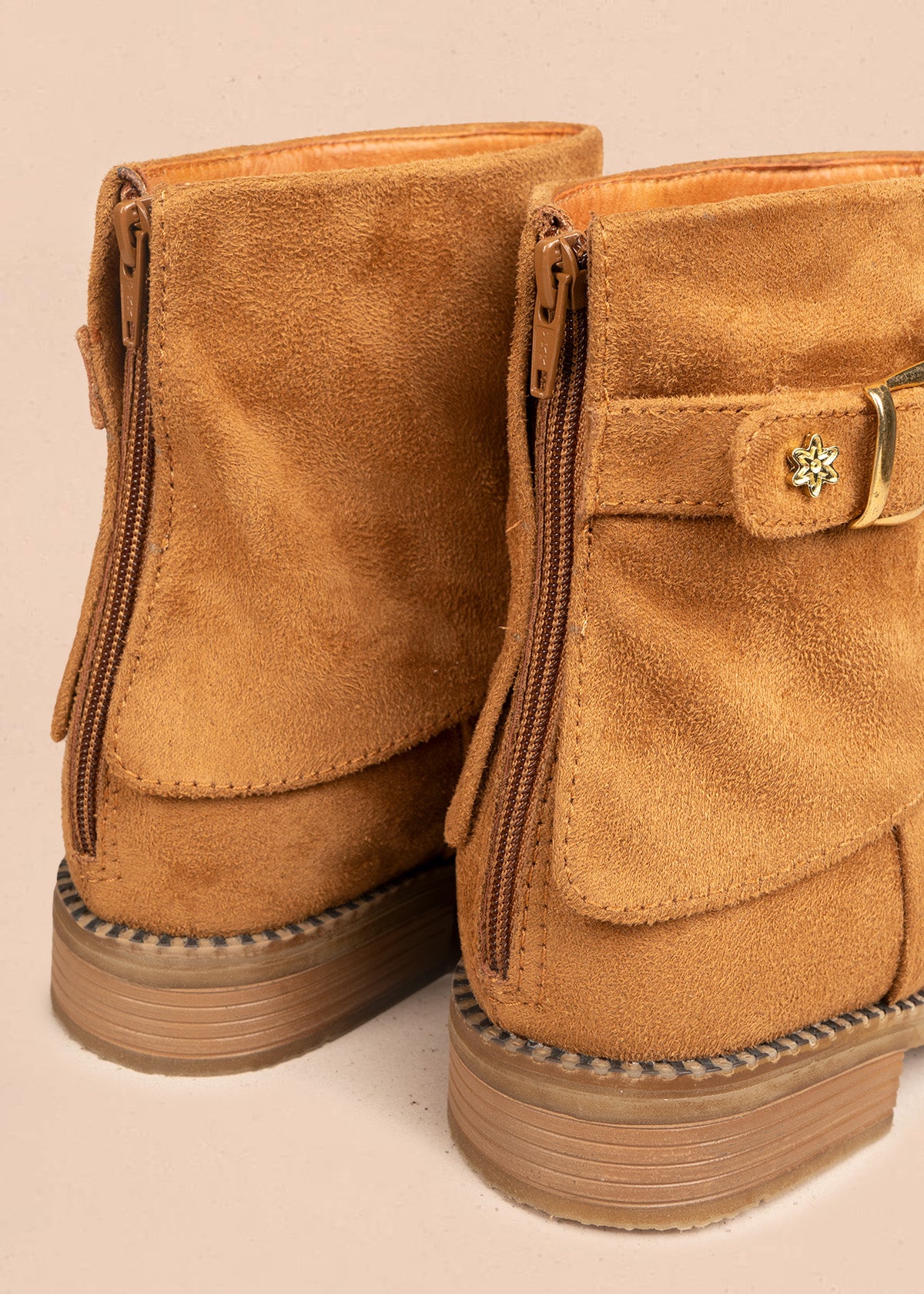 Botines color miel con correa y hebilla dorada 106658
