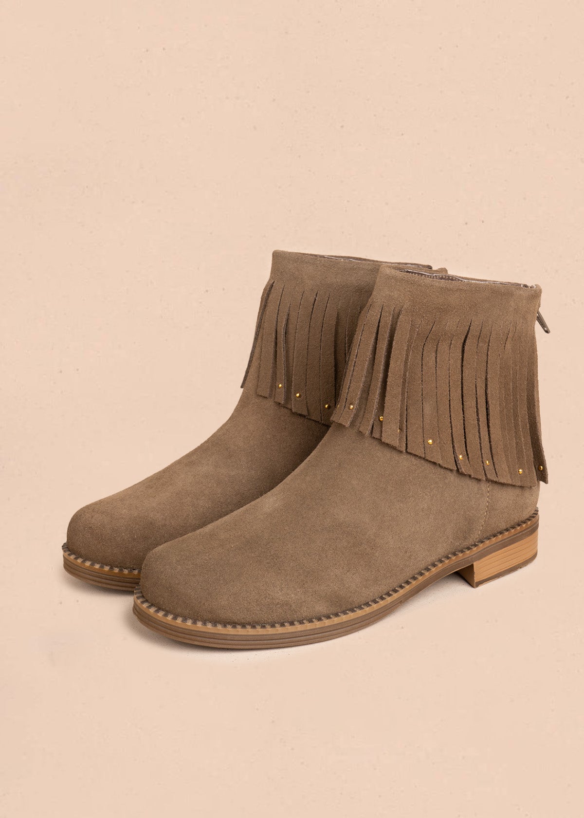 Botines en cuero color café con flecos y taches dorados 106659