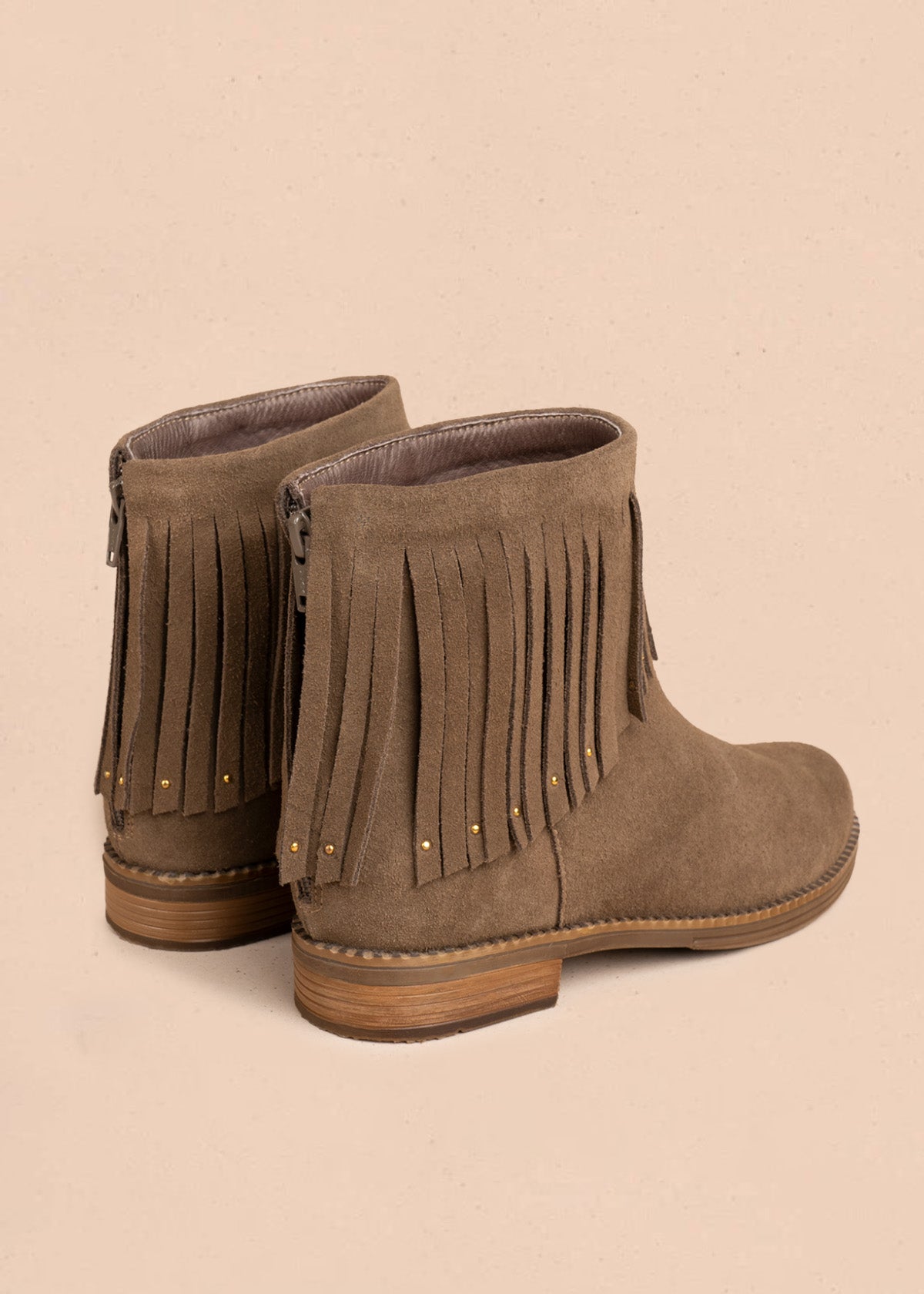 Botines en cuero color café con flecos y taches dorados 106659